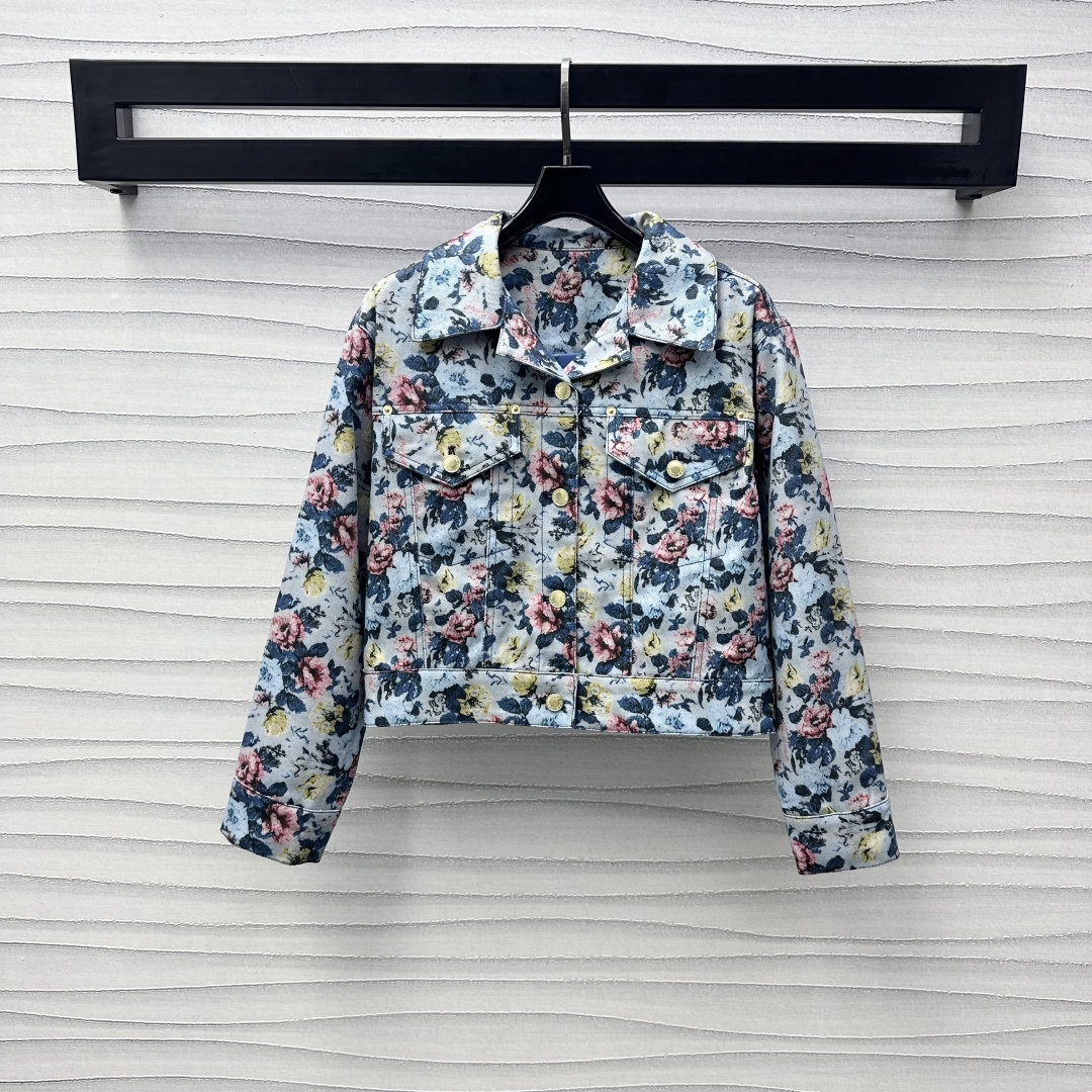 NO:308121,Louis Vuitto*2025 new product is available for printing denim jacket custom YB imported twill cotton denim material, breathable and comfortable, full texture, large-area smudge technique, outline floral printing elements as highlights, decorated with exquisite lapels and chest flip pocket design, add layered look, four-leaf clover letter jacquard lining, highlight the brand tone, surface auxiliary material development, lapel jacket jacket style tailoring, can be matched with skirt vests in the same series, inclusive and modify body shape, loose and fashionable outfit, daily commuter date adaptation items, series development, high-version,,louis vuitton, skirts, jackets & coats, jackets & coats, alexander wang19860909Louis Vuitto*2025新品上架印花牛仔夹克外套定制YB进口斜纹棉牛仔材质 透气舒适 质感十足 通体大面积晕染手法 勾勒花卉印花元素为亮点 饰以精巧翻领搭配胸前翻盖口袋设计 增添造型层次感 四叶草字母提花内衬 彰显品牌调性 面辅料开发 翻领夹克外套版型剪裁 可搭配同系列半裙背心 包容修饰身型 穿搭松弛时髦 日常通勤约会适配单品 系列开发 高版本,,louis vuitton,skirts,jackets & coats,jackets & coats,alexander wang,Women's clothing