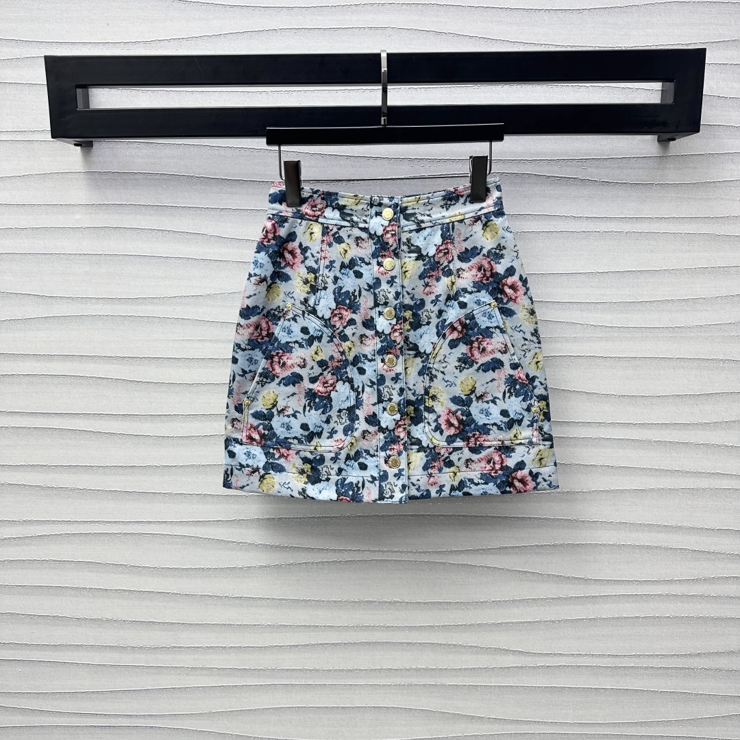 NO:308119,Louis Vuitto*2025 new product is available for printed denim skirt custom YB imported twill cotton denim material, breathable and comfortable, full texture, large-area smudge technique, outlines floral printing elements as highlights, decorated with exquisite symmetrical pockets with single-row plaque buckle adjustment design, adding layered styling, four-leaf clover letter jacquard lining, highlighting the brand tone, surface auxiliary material development, high-waist A-line skirt style tailoring, can be matched with the same series jacket, inclusively modify the body, complete set of upper body is brilliant and fashionable, date and casual more fashionable, series development High-version, louis vuitton, skirts, jackets & coats, alexander wang19860909Louis Vuitto*2025新品上架印花牛仔半裙定制YB进口斜纹棉牛仔材质 透气舒适 质感十足 通体大面积晕染手法 勾勒花卉印花元素为亮点 饰以精巧对称口袋搭配单排刻字襟扣调节设计 增添造型层次感 四叶草字母提花内衬 彰显品牌调性 面辅料开发 高腰A字半裙版型剪裁 可搭配同系列外套 包容修饰身型 成套上身出彩时髦 约会休闲更显时髦风范 系列开发 高版本,,louis vuitton,skirts,jackets & coats,alexander wang,Women's clothing