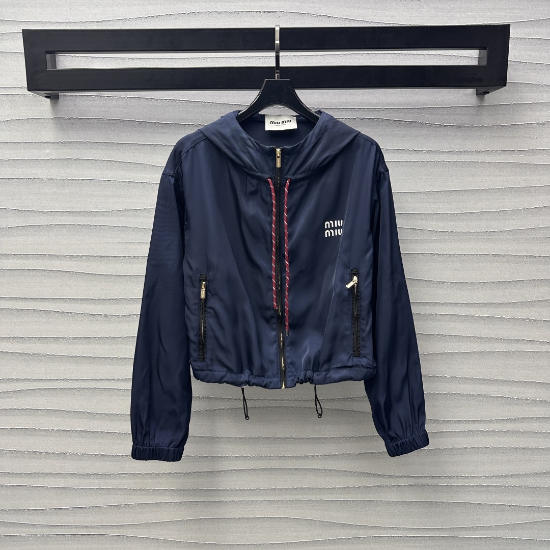 NO:308111,Miumi*2025 new product launches hooded work jacket custom YB imported material, comfortable and easy to wear, crisp and stylish, open zipper design with a plaid on the front of the chest, adjusted with twisted drawstring, add a sense of styling, contrasting offset letter logo embellishment, highlight the brand tone, highlight the casual and fashionable feeling of workwear, richer visual effects, surface auxiliary materials development, hooded work jacket tailoring, the best choice for daily casual, fashionable and fashionable, high-version 2 colors,,miumiu, jackets & coats, jackets & coats,hats,alexander wang19860909Miumi*2025新品上架连帽工装夹克外套定制YB进口材质 舒适好穿 挺括有型 胸前沿用开襟拉链设计 配合绞色抽绳调节 增添造型层次感 撞色胶印字母徽标点缀 彰显品牌调性 凸显工装休闲时尚感 视觉效果更显丰富 面辅料开发 连帽工装夹克外套剪裁 日常休闲的不二之选 时髦洋气  高版本2色,,miumiu,jackets & coats,jackets & coats,hats,alexander wang,Women's clothing