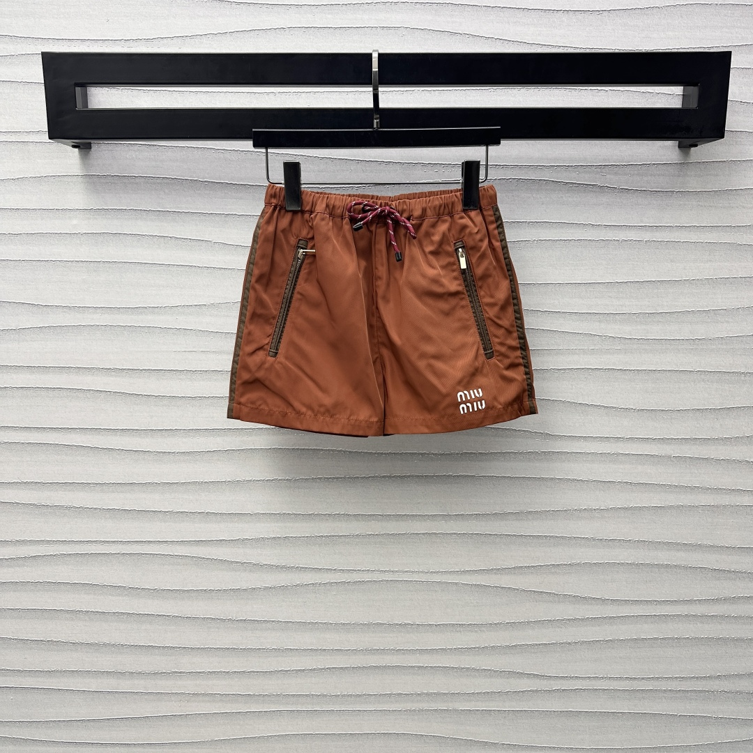 NO:308107,Miumi*2025 new product launch drawstring elastic shorts customized YB imported material, comfortable and easy to wear, crisp and stylish, symmetrical zipper pocket, twisted color drawstring adjustment, add layered look, contrasting offset letter logo embellishment on the lower side, highlight the brand tone, highlight the casual and fashionable feeling of workwear, richer visual effects, development of surface accessories, elastic waist shorts tailoring, the best choice for daily casual, fashionable and fashionable, high-version 2 colors,,miumiu, shorts,alexander wang19860909Miumi*2025新品上架抽绳松紧短裤定制YB进口材质 舒适好穿 挺括有型 对称拉链口袋 配合绞色抽绳调节 增添造型层次感 下侧撞色胶印字母徽标点缀 彰显品牌调性 凸显工装休闲时尚感 视觉效果更显丰富 面辅料开发 松紧腰头短裤剪裁 日常休闲的不二之选 时髦洋气  高版本2色,,miumiu,shorts,alexander wang,Women's clothing
