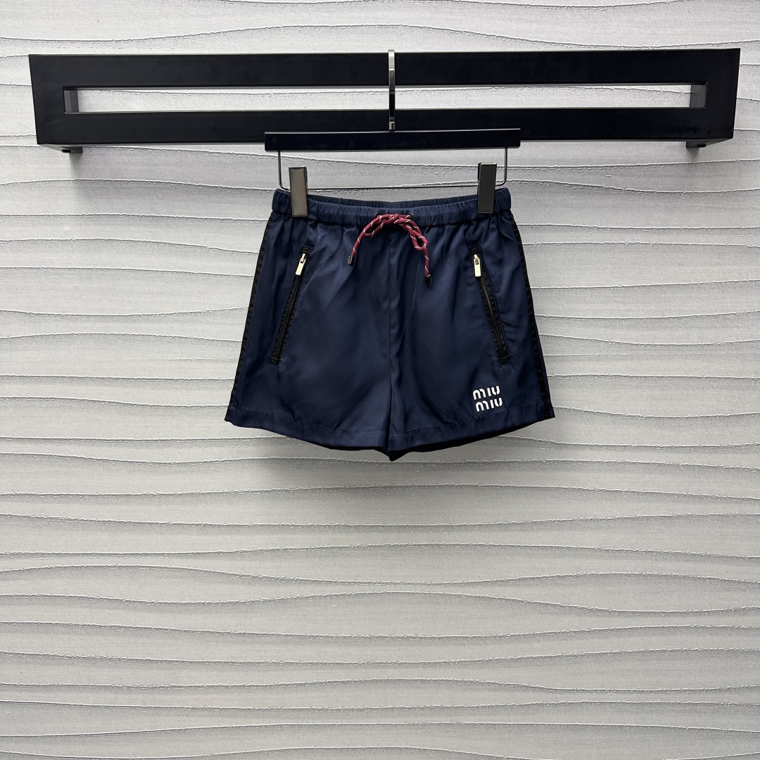 NO:308104,Miumi*2025 new product launch drawstring elastic shorts customized YB imported material, comfortable and easy to wear, crisp and stylish, symmetrical zipper pocket, twisted color drawstring adjustment, add layered look, contrasting offset letter logo embellishment on the lower side, highlight the brand tone, highlight the casual and fashionable feeling of workwear, richer visual effects, development of surface accessories, elastic waist shorts tailoring, the best choice for daily casual, fashionable and fashionable, high-version 2 colors,,miumiu, shorts,alexander wang19860909Miumi*2025新品上架抽绳松紧短裤定制YB进口材质 舒适好穿 挺括有型 对称拉链口袋 配合绞色抽绳调节 增添造型层次感 下侧撞色胶印字母徽标点缀 彰显品牌调性 凸显工装休闲时尚感 视觉效果更显丰富 面辅料开发 松紧腰头短裤剪裁 日常休闲的不二之选 时髦洋气  高版本2色,,miumiu,shorts,alexander wang,Women's clothing