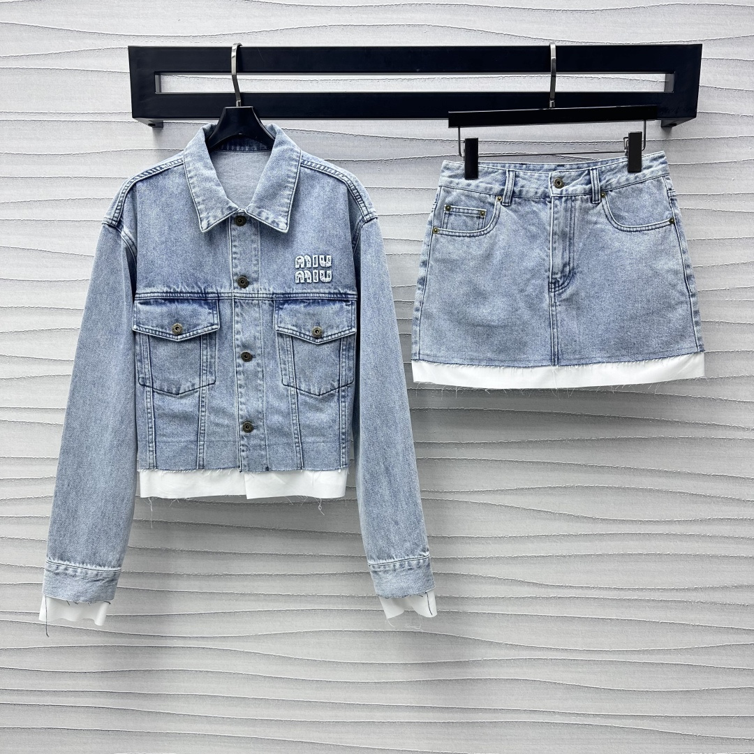 NO:308127,Miumi*2025 new product is on the shelves of spliced ​​denim jackets and short skirts sets customized YB imported twill cotton denim material, good breathability, soft and skin-friendly, multi-enzyme washing process, evergreen flip pocket echo, retro fashion, chest embellishment letter logo embellishment, highlight brand tone, hem is spliced ​​as breasted shirt cloth to add layering, facial accessories development, spliced ​​lapel jacket with the same series A-skirt skirt, details echo up and down, the back hip letter logo embellishes in the pocket, highlighting fashionable style, easy to wear, full sets of wear are more coordinated and advanced, fashionable and fashionable, high-end version,,miumiu, skirts, jackets & coats,shirts,alexander wang19860909Miumi*2025新品上架拼接牛仔外套短裙套装定制YB进口斜纹棉牛仔材质 透气性佳 柔软亲肤 多重酵素水洗工艺处理 常青翻盖口袋呼应 复古时尚 胸前点缀字母徽标点缀 彰显品牌调性 下摆作毛边衬衫布拼接处理 增添造型层次感 面辅料开发 拼接翻领外套搭配同系列A摆半裙 细节上下呼应 后臀字母徽标点缀于口袋处 突出时髦风格 轻松穿出好比例 成套穿搭更为协调高级 时髦洋气  高版本,,miumiu,skirts,jackets & coats,shirts,alexander wang,Women's clothing