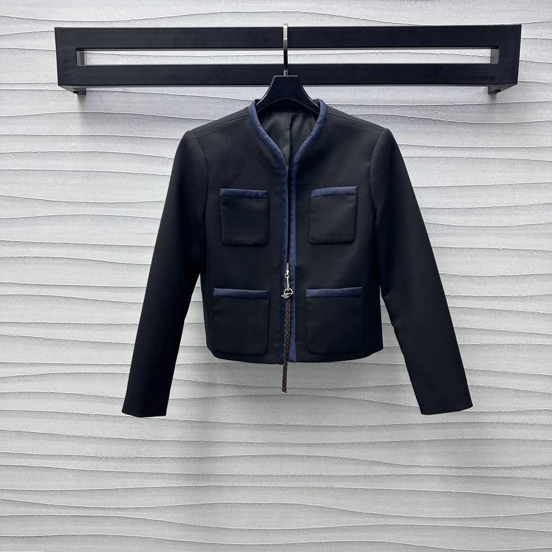 NO:309227,Louis Vuitto*2025 new product is available on the shelves of round neck zipper pocket jackets, customized YB imported fine imitation wool material, obvious texture, high-end texture, shoulder pads, fit the body, front plaster pockets are designed with three-dimensional blue tying edges, adding layered look, presbyopia leather label zipper buckle adjustment decoration, highlighting the brand tone, surface auxiliary material development, round neck dress jacket tailoring, luxury and noble upper body, the best choice for daily commuting and date attending formal occasions, high-end version,,louis vuitton, jackets & coats,alexander wang19860909Louis Vuitto*2025新品上架圆领拉链口袋外套定制YB进口精仿羊毛材质 肌理明显 高级质感 正肩垫肩版型贴合身形前襟口袋沿用立体蓝色捆边拼接设计 增添造型层次感 老花皮标拉链扣调节装饰 彰显品牌调性 面辅料开发 圆领洋装外套剪裁 上身奢华贵气 日常通勤约会出席正式场合的不二之选  高版本,,louis vuitton,jackets & coats,alexander wang,Women's clothing