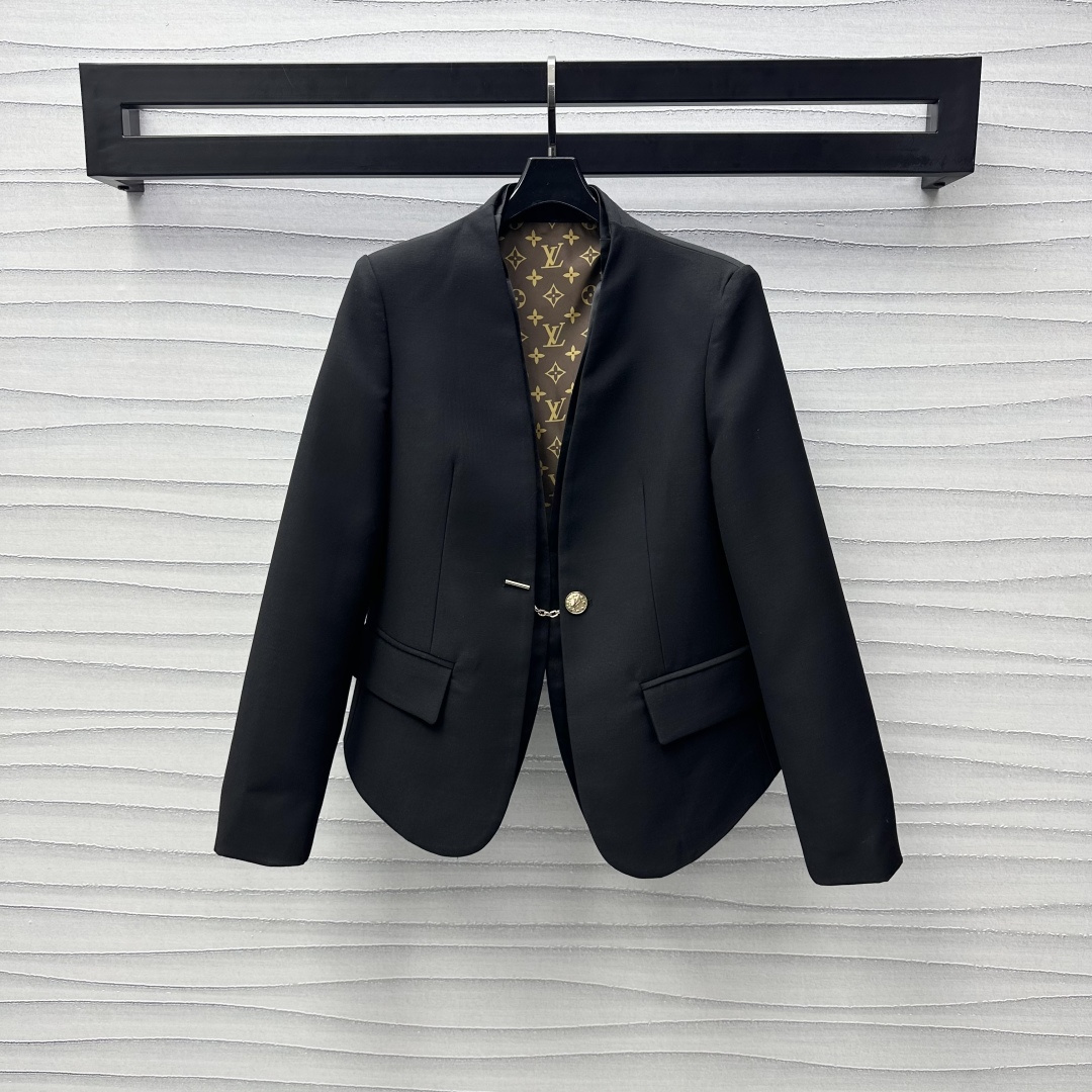 NO:309215,Louis Vuitto*2025 new product launches the shelves of irregular chain blazers custom-made YB imported fine imitation wool material, glossy and high-end, three-dimensional cut curved suit, collarless single-lange chain printed round button adjustment design, add layered look, make ready-to-wear more simple and atmospheric, matched with classic presbyterian lining, highlight the brand tone, surface auxiliary material development, front shoulder collarless curved jacket style cut, upper body noble and elegant, daily commuting and attend important occasions, show luxury taste, high version,,louis vuitton, jackets & coats, business suit, alexander wang19860909Louis Vuitto*2025新品上架链扣不规则西装外套定制YB进口精仿羊毛材质 光泽垂顺高级 立体裁剪弧形西服 无领单襟链条印刻圆扣调节设计 增添造型层次感 让成衣更为简约大气 搭配经典老花内衬 彰显品牌调性 面辅料开发 正肩无领弧形外套版型剪裁 上身高贵优雅 日常通勤出席重要场合 展现奢华品味  高版本,,louis vuitton,jackets & coats,business suit,alexander wang,Women's clothing