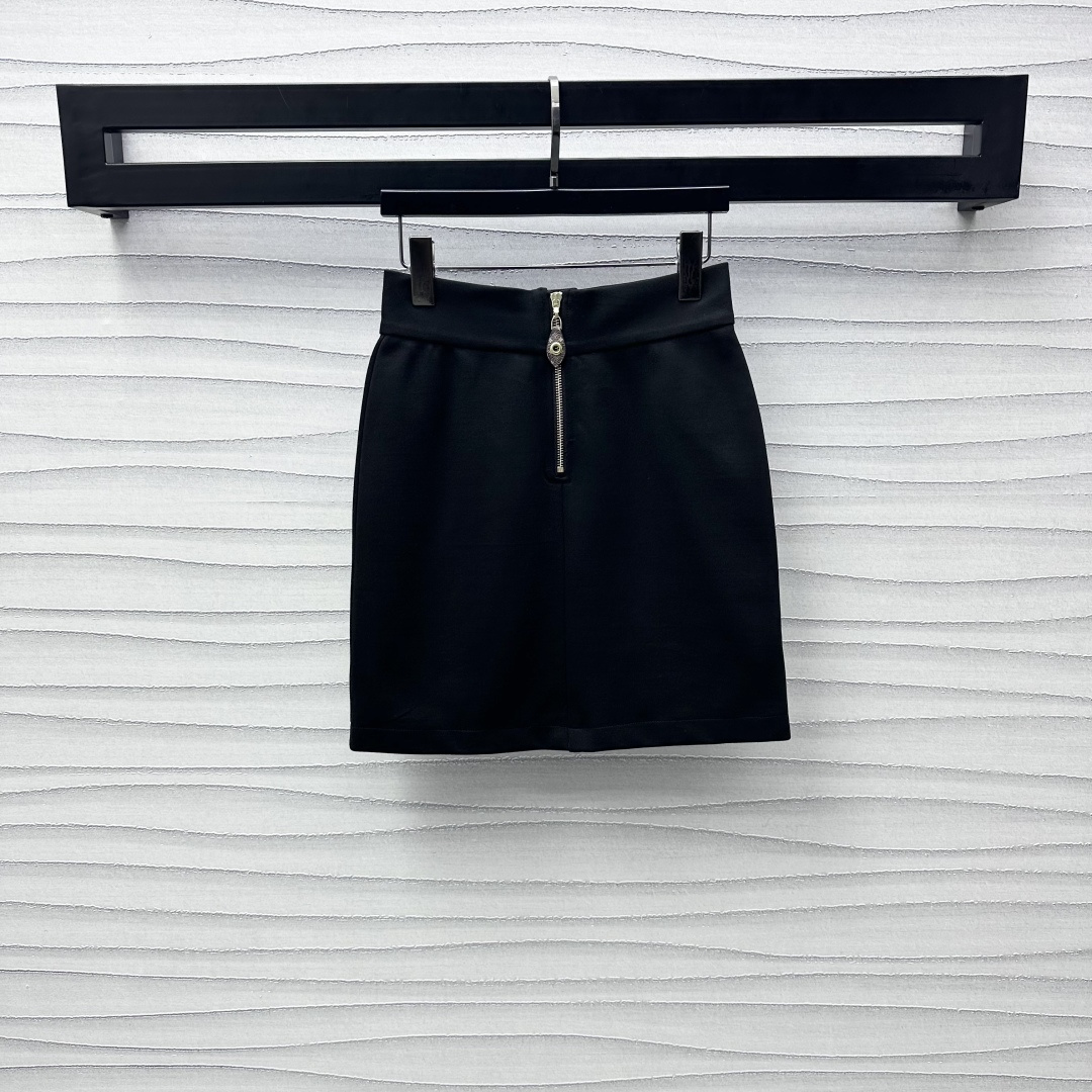NO:309221,Louis Vuitto*2025 new product is on the shelves of zipper elastic skirts. Customized YB imported elastic material. Thickness treatment. High elastic and comfortable. The front side is decorated with presbyopia zipper adjustment design to highlight the brand tone. The rear hip is symmetrical three-dimensional pocket decoration to add layering. The overall shape is neat and simple. The surface and auxiliary materials are developed. High-waisted straight skirt style tailoring. The upper body is modified with legs. Extended proportional lines. Everyday commuting and versatile fashionable items. High-version,,louis vuitton, skirts,alexander wang.19860909Louis Vuitto*2025新品上架拉链弹力半裙定制YB进口弹力材质 厚度处理 高弹舒适 前侧饰以老花拉链调节设计 彰显品牌调性 后臀对称立体口袋装饰 增添造型层次感 整体更为利落简洁 面辅料开发 高腰直筒半裙版型剪裁 上身修饰腿形 拉长比例线条 日常通勤百搭时髦单品 高版本,,louis vuitton,skirts,alexander wang,Women's clothing