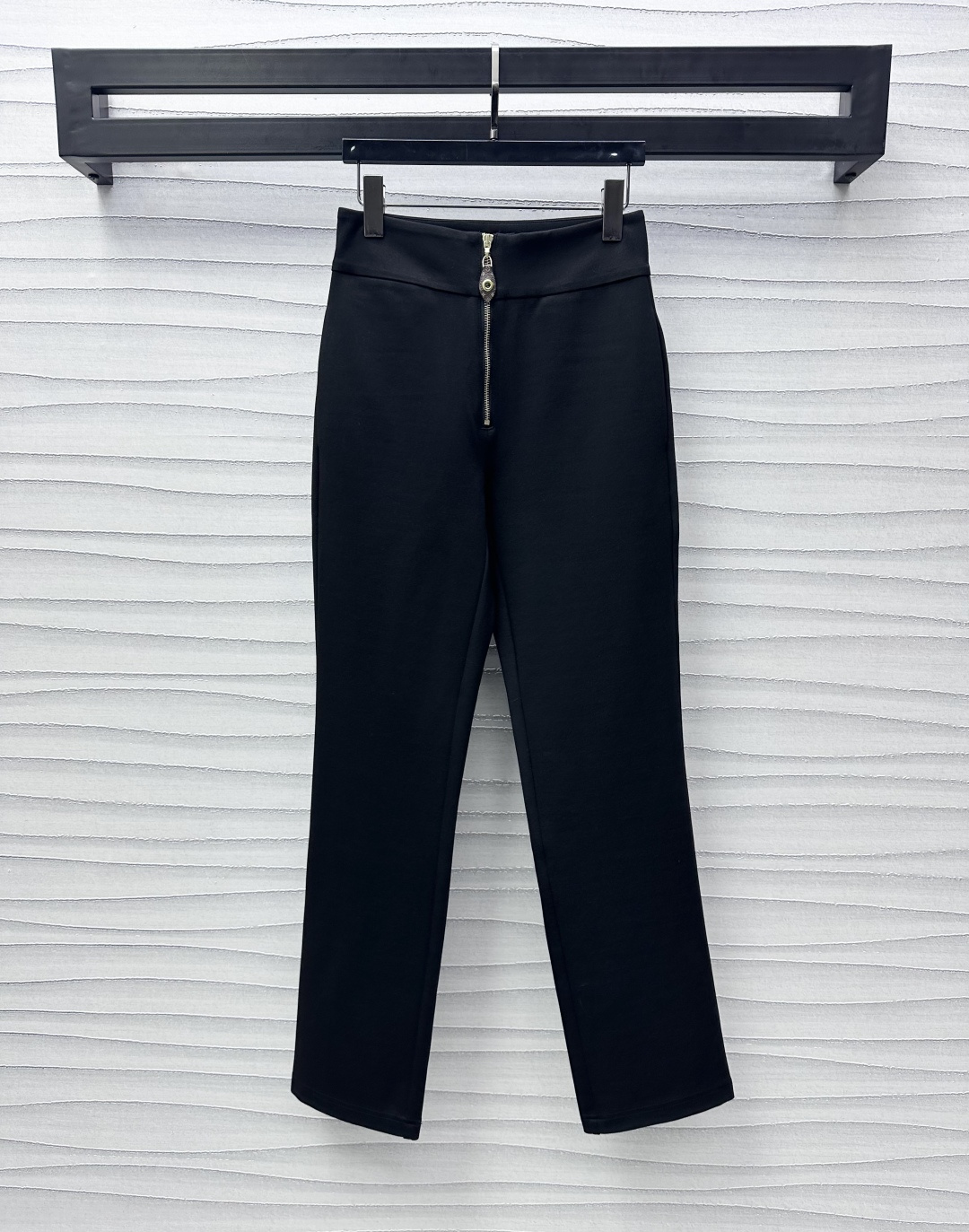 NO:309204,Louis Vuitto*2025 new product is on the shelves of zipper elastic trousers customized YB imported elastic material Thickness treatment High elastic and comfortable Front side decoration is decorated with presbyopia zipper adjustment design to highlight the brand tone Symmetrical three-dimensional pocket decoration to add layering of the shape The overall neat and simpler Facial accessories development High waist straight trousers style cut Top body to modify the legs, elongate proportional lines Daily commuting versatile and fashionable items High version, louis vuitton, alexander wang19860909Louis Vuitto*2025新品上架拉链弹力长裤定制YB进口弹力材质 厚度处理 高弹舒适 前侧饰以老花拉链调节设计 彰显品牌调性 后臀对称立体口袋装饰 增添造型层次感 整体更为利落简洁 面辅料开发 高腰直筒长裤版型剪裁 上身修饰腿形 拉长比例线条 日常通勤百搭时髦单品 高版本,,louis vuitton,alexander wang,Women's clothing