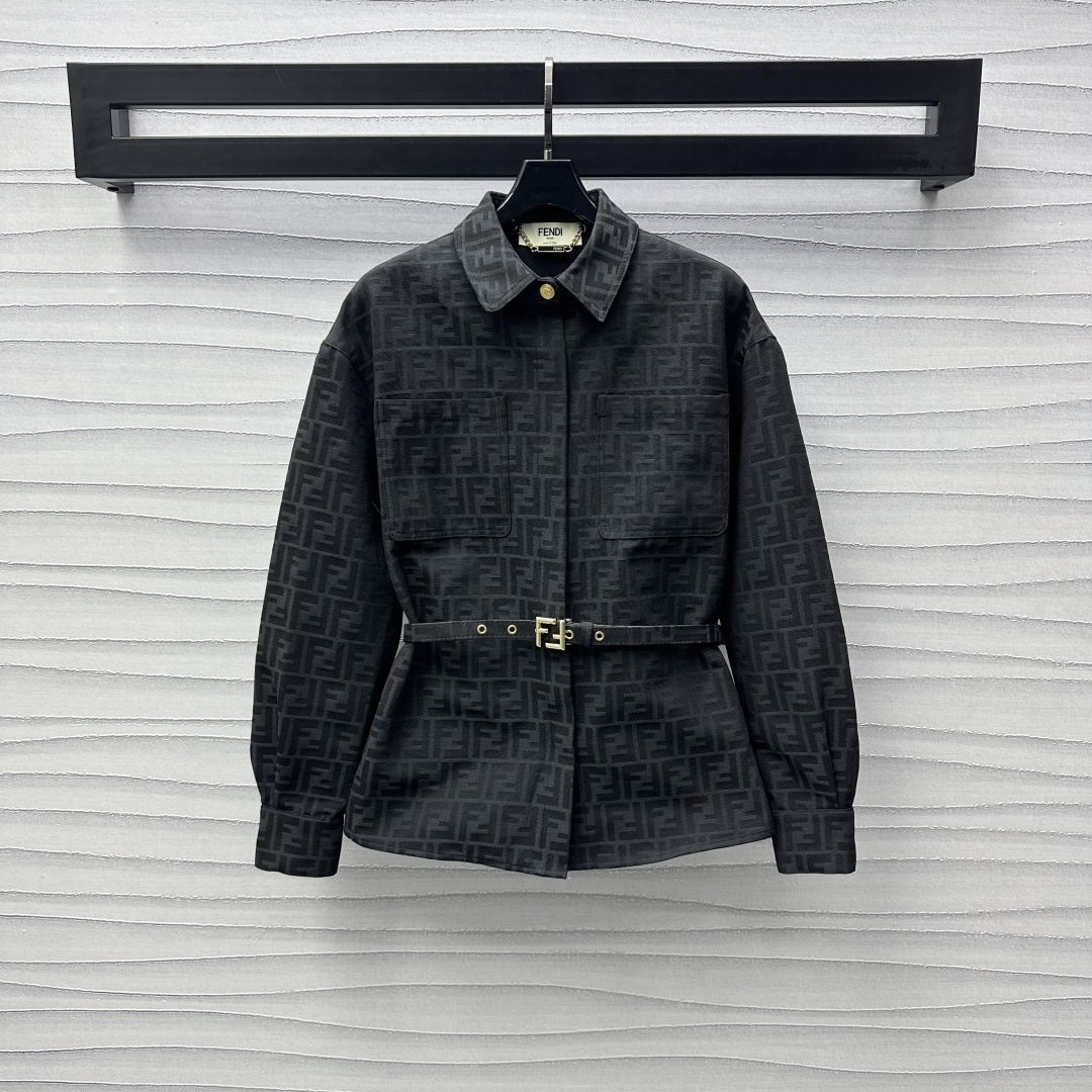 NO:309193,Fend*2025 new product is available on the shelves of jacquard belt shirt jacket custom YB imported jacquard material, crisp and stylish, surface accessories development, lapel shirt jacket style tailoring, decorate with waist belt to outline the waist curve, add layering, neat and slim fit, full-print double F logo pattern embellishment, highlight the brand tone, high-end body high-end exquisite and fashionable, casually match with skirts or pants, easy to adapt to outfits on daily commuting dates, high-end version, fendi, skirts, jackets & coats, shirts, alexander wang19860909Fend*2025新品上架提花腰带衬衣外套定制YB进口提花材质 挺括有型 面辅料开发 翻领衬衫外套版型剪裁 饰以腰间皮带勾勒腰身曲线 增添造型层次感 利落修身 通体满印双F徽标图案点缀 彰显品牌调性 上身高级精致时髦 随意搭配半裙或裤子 日常通勤约会轻松适配穿搭 高版本,,fendi,skirts,jackets & coats,shirts,alexander wang,Women's clothing