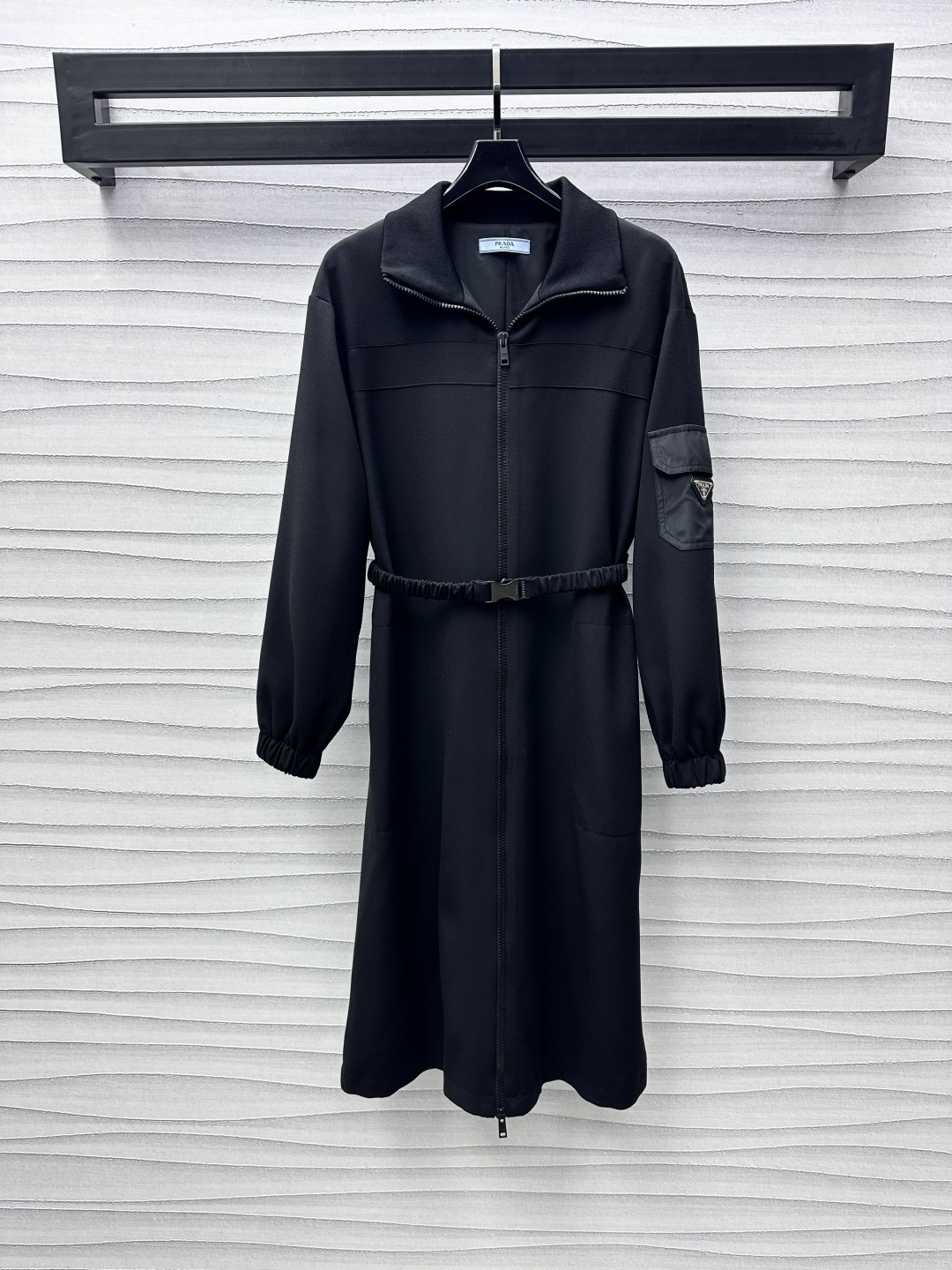 NO:309170,Prad*2025 new product is on the shelves of zipper belt dress customized YB imported material, high-end, comfortable and delicate, two-way zipper lapel design, fashionable and casual, dress or jacket switching at will, the triangle logo on the outside of the arm is embellished with pocket decoration, highlighting the brand tone, elastic snap belt outlines the waist, adds layering, surface accessories development, long cardigan style cut, must-have outfits for daily commuting and dates, high-end version,, prada, skirts, jackets & coats, alexander wang19860909Prad*2025新品上架拉链腰带连衣裙定制YB进口材质 高级舒适细腻 双向拉链翻领设计 时髦休闲 连衣裙或外套随意切换 手臂外侧三角徽标点缀于口袋装饰 彰显品牌调性 弹力按扣腰带勾勒腰身 增添造型层次感 面辅料开发 落肩长款开衫版型剪裁 日常通勤约会必备穿搭   高版本,,prada,skirts,jackets & coats,alexander wang,Women's clothing