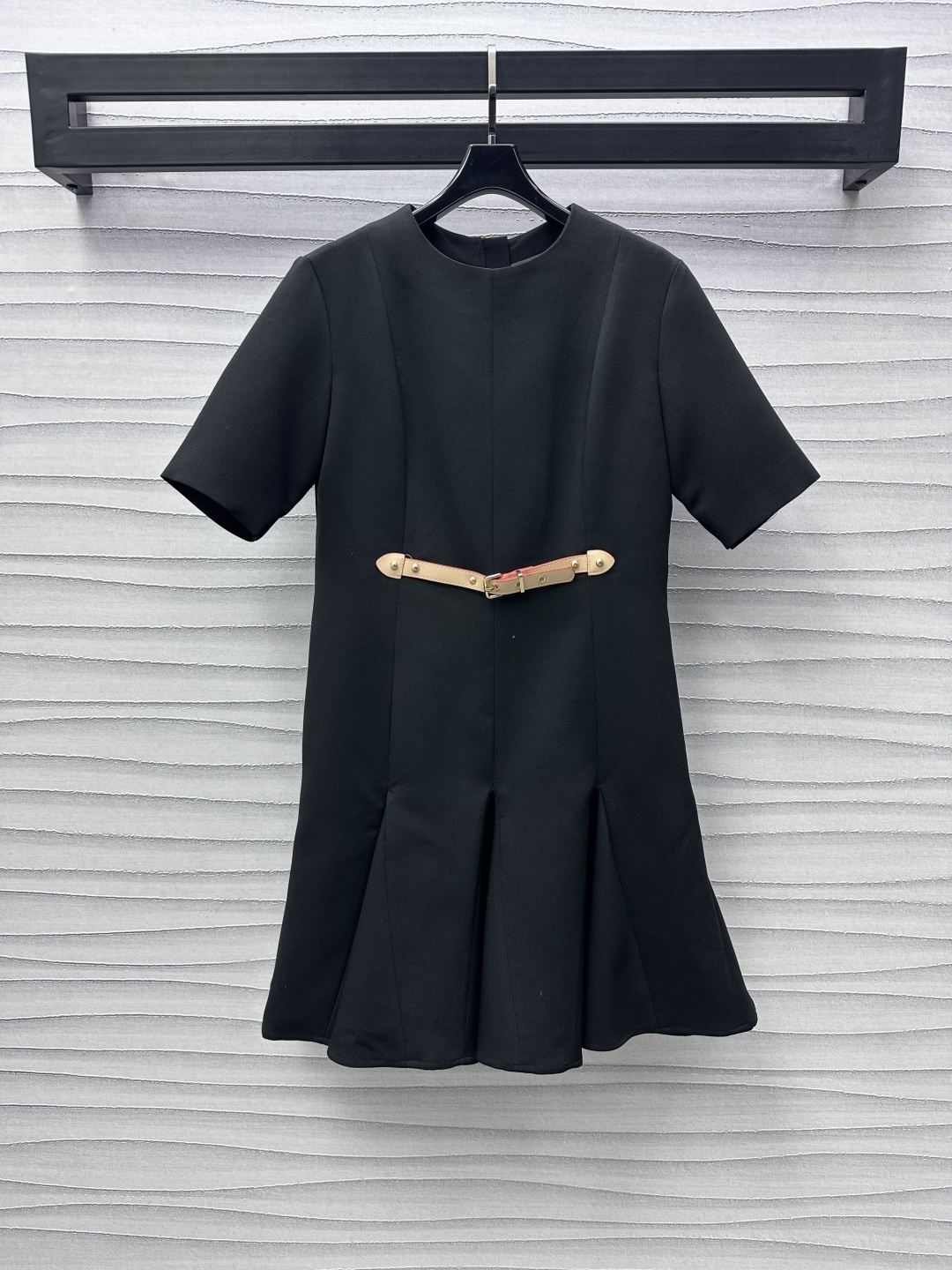 NO:309194,Louis Vuitto*2025 new product is available for belt short-sleeved dress custom YB imported suit material, crisp, comfortable and stylish, decorated with three-dimensional multi-fold pleated design of the skirt, adding layered look, moderate length to modify the proportion of leg lines, leather belt adjustment decoration on the front side of the waist, highlighting the brand tone, loose waist-hugging and adjustable Facial accessories development, round neck short-sleeved dress style tailoring, comfortable and high-end and exquisite, preferred daily commuting and date outfits, high-end version,,louis vuitton, skirts, T-shirt, business suit, alexander wang19860909Louis Vuitto*2025新品上架腰带短袖连衣裙定制YB进口西装材质 挺括舒适有型 饰以裙摆立体多重压褶设计 增添造型层次感 长度适中修饰腿部线条比例 腰间前侧皮质腰带调节装饰 彰显品牌调性 宽松收腰可调节 面辅料开发 圆领短袖连衣裙版型剪裁 穿搭舒适而不失高级精致 日常通勤约会穿搭首选  高版本,,louis vuitton,skirts,T-shirt,business suit,alexander wang,Women's clothing