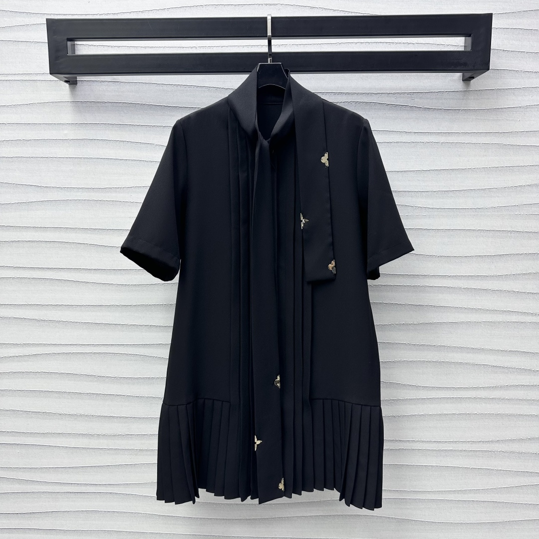 NO:309206,Louis Vuitto*2025 new product pleated lace-up dress customized YB imported acetic acid material, sleek, comfortable and stylish, the front closure is decorated with accordion pleated skirt design, adding layered look, matched with metal four-leaf clover streamers to adjust decoration, highlighting the brand tone, Coroscopic can be switched at will, surface auxiliary materials development, streamer short-sleeved dress cut, loose style is versatile and not picky, the first choice for high-end outfits for daily commuting and dates, high-end version 2 colors 7,,louis vuitton, skirts, T-shirt, alexander wang19860909Louis Vuitto*2025新品上架褶皱系带连衣裙定制YB进口醋酸材质 垂顺舒适有型 前襟饰以风琴褶皱百褶裙摆设计 增添造型层次感 搭配金属四叶草飘带调节装饰 彰显品牌调性 可松可系随意切换 面辅料开发 飘带短袖连衣裙剪裁 宽松版型百搭不挑人 日常通勤约会高级感穿搭首选 高版本2色 7,,louis vuitton,skirts,T-shirt,alexander wang,Women's clothing