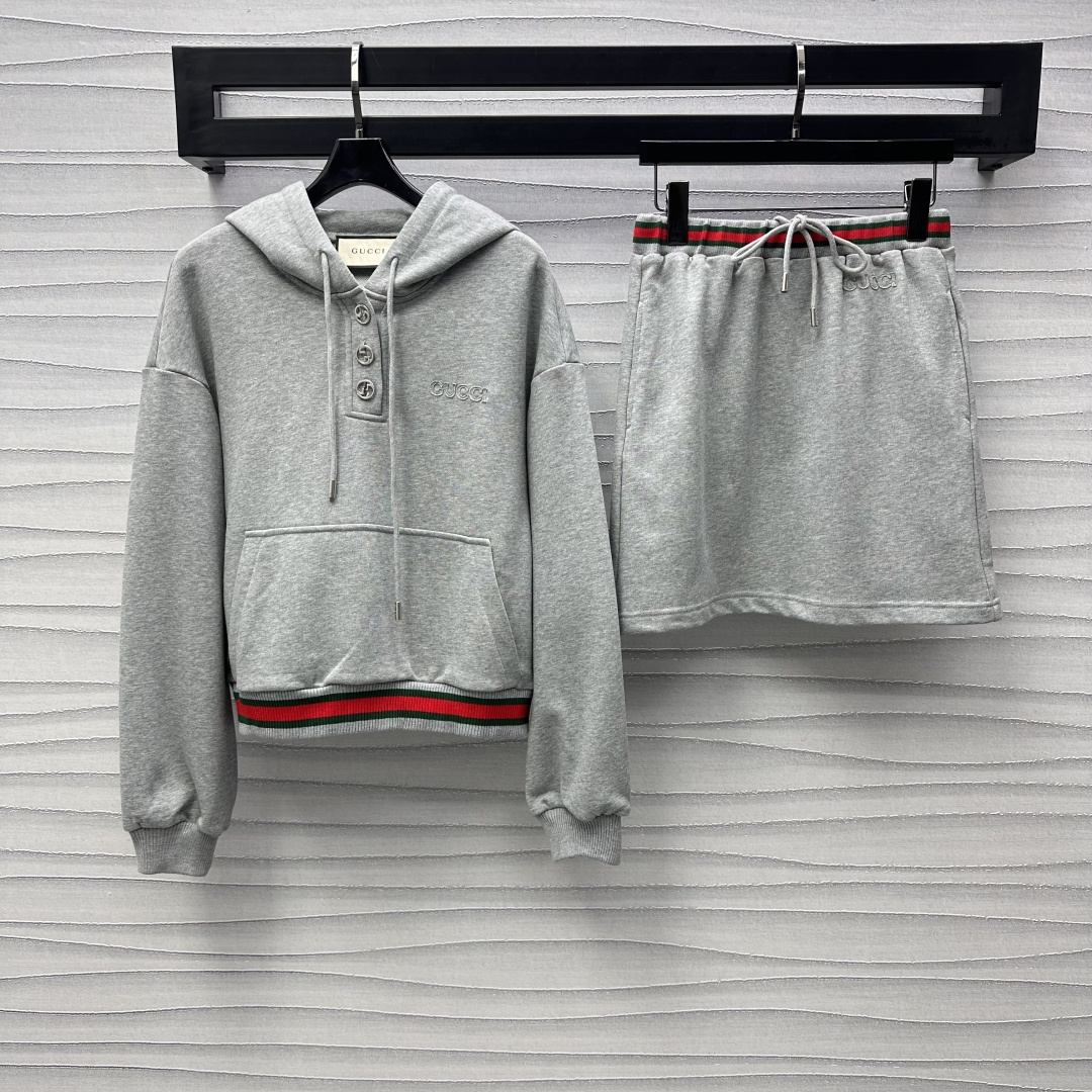 NO:309164,Gucc*2025 new product hooded sweatshirt skirt set customized YB imported native cotton material, crisp, comfortable and stylish, the hem is decorated with red and green contrasting webbing elastic elastic thread adjustment, adding layered look, the brand letter logo echoes the brand tone, facial accessories development, half-pallet hooded sweatshirt with the same series of webbing skirt set, logo webbing echoes the top and bottom, the first choice for daily commuting and date wear, high version 7,,gucci,hoodie,sweatshirts, skirts,hats,alexander wang19860909Gucc*2025新品上架连帽卫衣半裙套装定制YB进口原生全棉材质 挺括舒适有型 衣摆饰以红绿撞色织带松紧弹力螺纹调节装饰 增添造型层次感 胸前双G襟扣品牌字母徽标呼应 彰显品牌调性 面辅料开发 半开襟连帽卫衣搭配同系列织带半裙套装 徽标织带上下呼应 日常通勤约会穿搭首选 高版本 7,,gucci,hoodie,sweatshirts,skirts,hats,alexander wang,Women's clothing