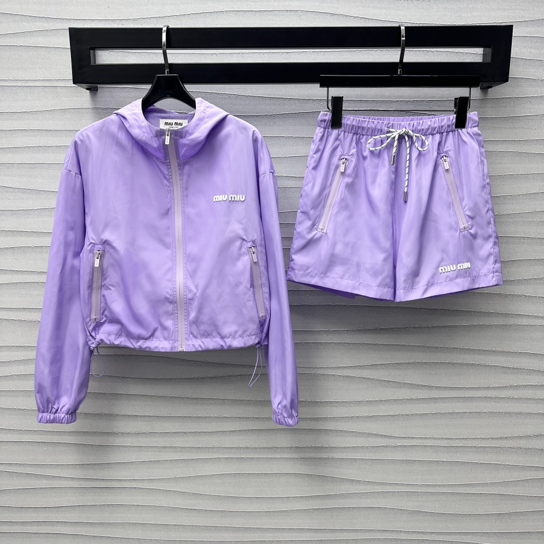 NO:309185,Miumi*2025 new product hooded jacket shorts set customized YB imported recycled nylon material, comfortable and stylish, zipper drawstring adjustment design is easy to put on and off, adding layered look, letter logo on the chest embellishment and decoration echo the trouser legs, highlighting the brand tone, surface auxiliary material development Hooded jacket with drawstring shorts set, fine fishnet fabric inside, better breathability, complete set of upper body lazy and relaxed, high-version, miumiu, shorts, jackets & coats, hats, alexander wang19860909Miumi*2025新品上架连帽外套短裤套装定制YB进口再生尼龙材质 垂顺舒适有型 拉链抽绳调节设计穿脱方便 增添造型层次感 胸前字母徽标点缀装饰和裤腿呼应 彰显品牌调性 面辅料开发 连帽外套搭配抽绳短裤套装 内里精细渔网面料 透气性更佳 成套上身慵懒松弛 高版本,,miumiu,shorts,jackets & coats,hats,alexander wang,Women's clothing