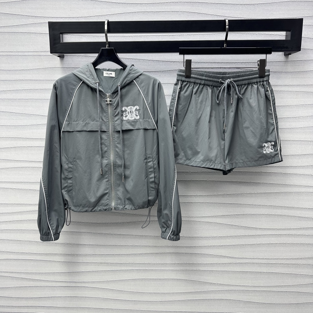 NO:309225,Celin*2025 new product hooded jacket shorts set customized YB imported nylon material, crisp, comfortable and stylish decoration with drawstring zipper adjustment, matching with edge-binding split line design, adding layered look, embellished with Arc de Triomphe letter logo pattern on the chest, highlighting the brand tone, surface auxiliary material development, hooded jacket with the same series of shorts, details echo up and down, the set of upper body is fashionable and fashionable, high version 2 colors, celine, shorts, jackets & coats, hats, alexander wang19860909Celin*2025新品上架连帽外套短裤套装定制YB进口尼龙材质 挺括舒适有型饰以抽绳拉链调节 配合捆边分割线设计 增添造型层次感 胸前点缀凯旋门字母徽标图案 彰显品牌调性 面辅料开发 连帽外套搭配同系列短裤 细节上下呼应 成套上身时髦洋气 高版本2色,,celine,shorts,jackets & coats,hats,alexander wang,Women's clothing