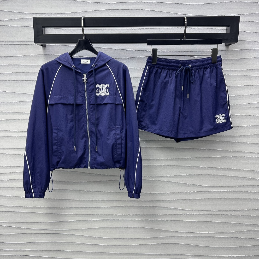 NO:309219,Celin*2025 new product hooded jacket shorts set customized YB imported nylon material, crisp, comfortable and stylish decoration with drawstring zipper adjustment, matching with edge-binding split line design, adding layered look, embellished with Arc de Triomphe letter logo pattern on the chest, highlighting the brand tone, surface auxiliary material development, hooded jacket with the same series of shorts, details echo up and down, the set of upper body is fashionable and fashionable, high version 2 colors, celine, shorts, jackets & coats, hats, alexander wang19860909Celin*2025新品上架连帽外套短裤套装定制YB进口尼龙材质 挺括舒适有型饰以抽绳拉链调节 配合捆边分割线设计 增添造型层次感 胸前点缀凯旋门字母徽标图案 彰显品牌调性 面辅料开发 连帽外套搭配同系列短裤 细节上下呼应 成套上身时髦洋气 高版本2色,,celine,shorts,jackets & coats,hats,alexander wang,Women's clothing
