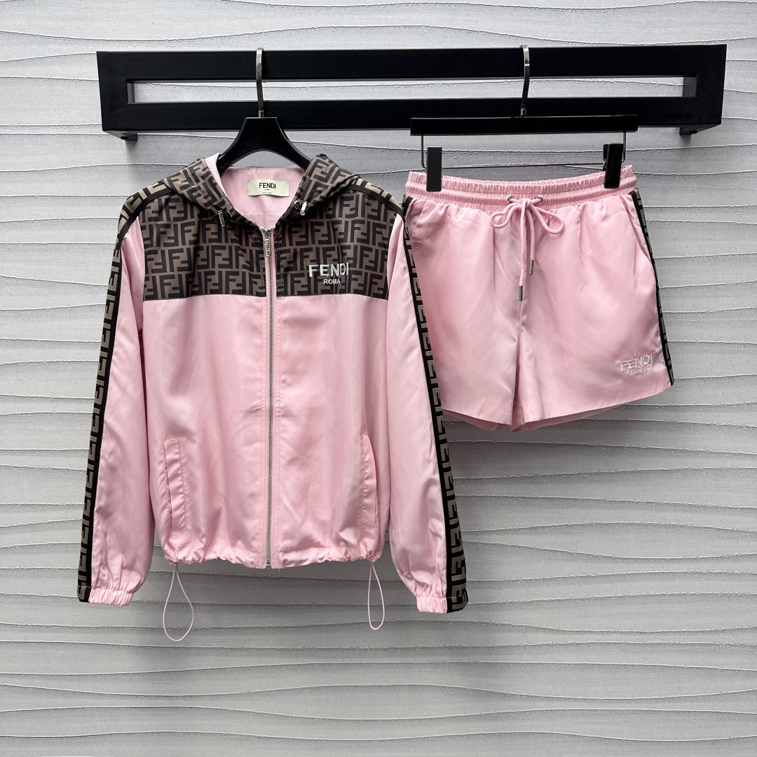 NO:309207,Fend*2025 new product is on the shelves spliced ​​hooded jacket shorts set custom YB imported recycled nylon material comfortable and casual and stylish. Open zipper design. Adjust and tighten with drawstring to add layering. The upper body is presbyopia collided with the lower body. The outer double F webbing on the rotator sleeve echoes. Casual fashion. The chest embroidery logo embellishment decoration. The brand tone. The surface accessories development. The hooded jacket jacket is matched with the same series of shorts. The brand webbing logo and letter embroidery echo up and down. The upper body. Daily commuting and casual outfits are fashionable and fashionable. High version 2 colors, fendi, shorts, jackets & coats, jackets & coats, hats, alexander wang19860909Fend*2025新品上架拼接连帽外套短裤套装定制YB进口再生尼龙材质 舒适休闲有型 开襟拉链设计 配合抽绳调节收紧 增添造型层次感 上半身老花碰撞下半身素色 肩袖外侧双F织带呼应 休闲时尚 胸前刺绣徽标点缀装饰 彰显品牌调性 面辅料开发 连帽夹克外套搭配同系列短裤 品牌织带标和字母刺绣上下呼应 套装上身 日常通勤休闲穿搭时髦洋气  高版本2色,,fendi,shorts,jackets & coats,jackets & coats,hats,alexander wang,Women's clothing