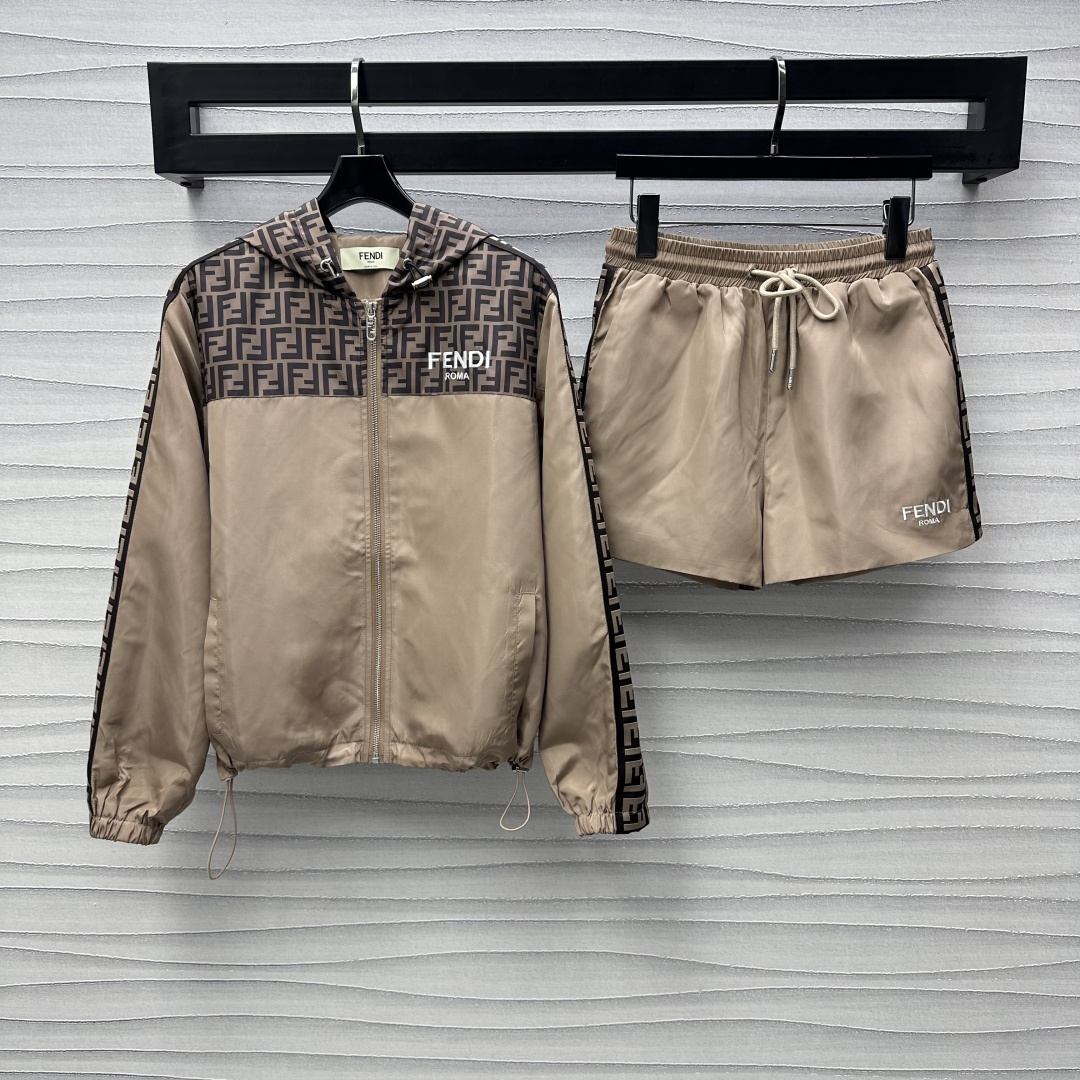 NO:309213,Fend*2025 new product is on the shelves spliced ​​hooded jacket shorts set custom YB imported recycled nylon material comfortable and casual and stylish. Open zipper design. Adjust and tighten with drawstring to add layering. The upper body is presbyopia collided with the lower body. The outer double F webbing on the rotator sleeve echoes. Casual fashion. The chest embroidery logo embellishment decoration. The brand tone. The surface accessories development. The hooded jacket jacket is matched with the same series of shorts. The brand webbing logo and letter embroidery echo up and down. The upper body. Daily commuting and casual outfits are fashionable and fashionable. High version 2 colors, fendi, shorts, jackets & coats, jackets & coats, hats, alexander wang19860909Fend*2025新品上架拼接连帽外套短裤套装定制YB进口再生尼龙材质 舒适休闲有型 开襟拉链设计 配合抽绳调节收紧 增添造型层次感 上半身老花碰撞下半身素色 肩袖外侧双F织带呼应 休闲时尚 胸前刺绣徽标点缀装饰 彰显品牌调性 面辅料开发 连帽夹克外套搭配同系列短裤 品牌织带标和字母刺绣上下呼应 套装上身 日常通勤休闲穿搭时髦洋气  高版本2色,,fendi,shorts,jackets & coats,jackets & coats,hats,alexander wang,Women's clothing