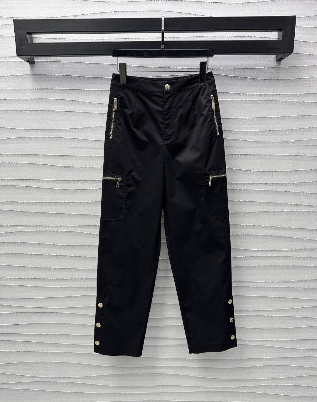 NO:309189,Louis Vuitto*2025 new product is available for workwear zipper pocket trousers customized YB imported twill cotton material, crisp, comfortable and stylish, decorated with iconic letters, printed plaque buckle adjustment design, highlighting the brand tone, waist and hip zipper pocket echoes the fabric zipper pocket at the knee, adding layered look, surface auxiliary material development, workwear trousers style cut, casual matching to show trendy hot girl style, daily commuting and date high-end fashionable outfit, high-end 2 colors 7,,louis vuitton,alexander wang19860909Louis Vuitto*2025新品上架工装拉链口袋长裤定制YB进口斜纹全棉材质 挺括舒适有型 饰以标志性字母印刻襟扣调节设计 彰显品牌调性 腰胯拉链口袋呼应膝盖处布面拉链口袋 增添造型层次感 面辅料开发 工装长裤版型剪裁 随意搭配展现潮流辣妹风 日常通勤约会高级时髦穿搭  高版本2色 7,,louis vuitton,alexander wang,Women's clothing