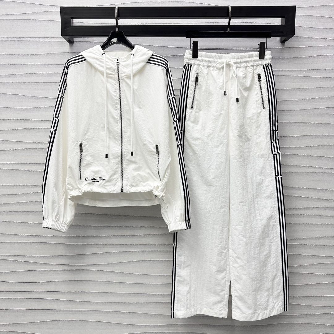 NO:309182,Dio*2025 new product hooded jacket trousers set custom YB imported nylon material comfortable and casual, zipper plaid drawstring adjustment, rotator sleeve outer contrasting letter logo webbing splicing design to add styling layering, surface auxiliary material development Hooded jacket wide-leg trousers set tailoring brand logo webbing and drawstring echo up and down, highlighting the brand tone, complete set of upper body daily casual and fashionable, high version 2 colors,,dior, jackets & coats, jackets & coats,hats,alexander wang19860909Dio*2025新品上架连帽外套长裤套装定制YB进口尼龙材质 舒适休闲有型 拉链开襟抽绳调节处理 肩袖外侧撞色字母徽标织带拼接设计 增添造型层次感 面辅料开发 连帽夹克外套阔腿长裤套装剪裁 品牌标织带和抽绳上下呼应 彰显品牌调性 成套上身日常休闲时髦洋气  高版本2色,,dior,jackets & coats,jackets & coats,hats,alexander wang,Women's clothing