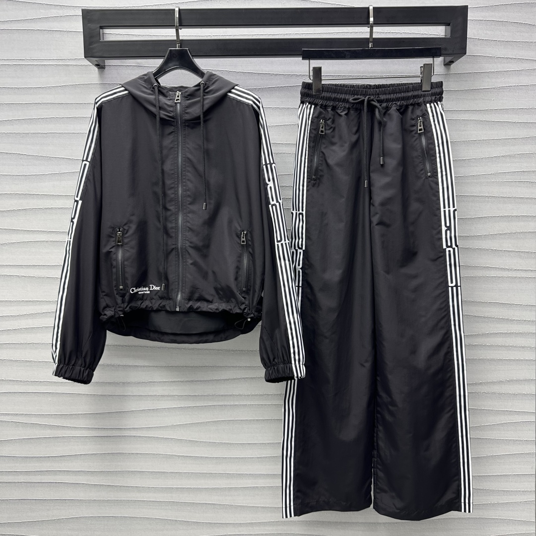 NO:309176,Dio*2025 new product hooded jacket trousers set custom YB imported nylon material comfortable and casual, zipper plaid drawstring adjustment, rotator sleeve outer contrasting letter logo webbing splicing design to add styling layering, surface auxiliary material development Hooded jacket wide-leg trousers set tailoring brand logo webbing and drawstring echo up and down, highlighting the brand tone, complete set of upper body daily casual and fashionable, high version 2 colors,,dior, jackets & coats, jackets & coats,hats,alexander wang19860909Dio*2025新品上架连帽外套长裤套装定制YB进口尼龙材质 舒适休闲有型 拉链开襟抽绳调节处理 肩袖外侧撞色字母徽标织带拼接设计 增添造型层次感 面辅料开发 连帽夹克外套阔腿长裤套装剪裁 品牌标织带和抽绳上下呼应 彰显品牌调性 成套上身日常休闲时髦洋气  高版本2色,,dior,jackets & coats,jackets & coats,hats,alexander wang,Women's clothing