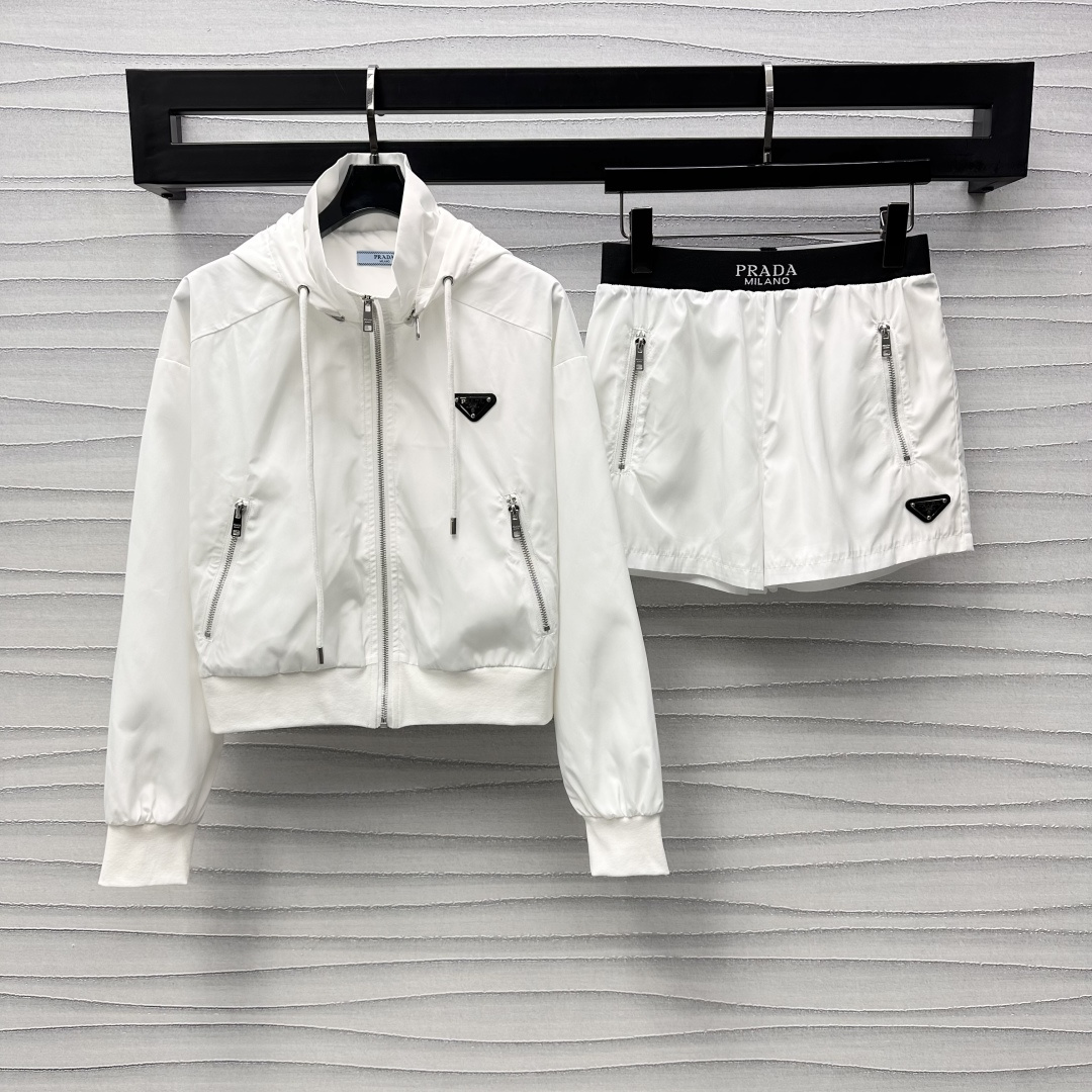 NO:309181,Prad*2025 new product release hooded jacket shorts set customized YB imported recycled nylon material, crisp, comfortable and stylish, the hat collar is decorated with zipper removal design, the lapel style is more neat, the zippers are echoed by multiple zippers at the top and bottom, adding a sense of styling, facial accessories development, hooded work jackets are matched with the same series of shorts, shorts, webbing waist, splicing, brand triangle marks echo up and down, highlighting the brand tone, the set of upper body is fashionable and fashionable, high version 2 colors,,prada, shorts, jackets & coats,hats,alexander wang19860909Prad*2025新品上架拆卸连帽外套短裤套装定制YB进口再生尼龙材质 挺括舒适有型 帽领饰以拉链拆卸设计 翻领风格更为利落 上下多处拉链呼应 增添造型层次感 面辅料开发 连帽工装外套搭配同系列短裤 短裤字母织带腰头拼接处理 品牌三角标上下呼应 彰显品牌调性 成套上身时髦洋气  高版本2色,,prada,shorts,jackets & coats,hats,alexander wang,Women's clothing
