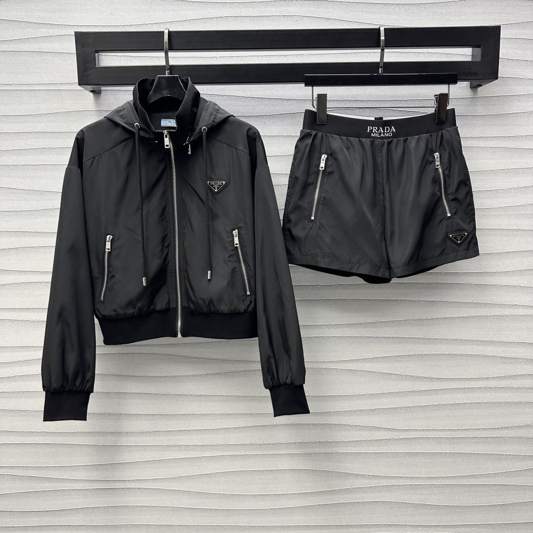 NO:309158,Prad*2025 new product release hooded jacket shorts set customized YB imported recycled nylon material, crisp, comfortable and stylish, the hat collar is decorated with zipper removal design, the lapel style is more neat, the zippers are echoed by multiple zippers at the top and bottom, adding a sense of styling, facial accessories development, hooded work jackets are matched with the same series of shorts, shorts, webbing waist, splicing, brand triangle marks echo up and down, highlighting the brand tone, the set of upper body is fashionable and fashionable, high version 2,,prada, shorts, jackets & coats,hats,alexander wang19860909Prad*2025新品上架拆卸连帽外套短裤套装定制YB进口再生尼龙材质 挺括舒适有型 帽领饰以拉链拆卸设计 翻领风格更为利落 上下多处拉链呼应 增添造型层次感 面辅料开发 连帽工装外套搭配同系列短裤 短裤字母织带腰头拼接处理 品牌三角标上下呼应 彰显品牌调性 成套上身时髦洋气  高版本2,,prada,shorts,jackets & coats,hats,alexander wang,Women's clothing