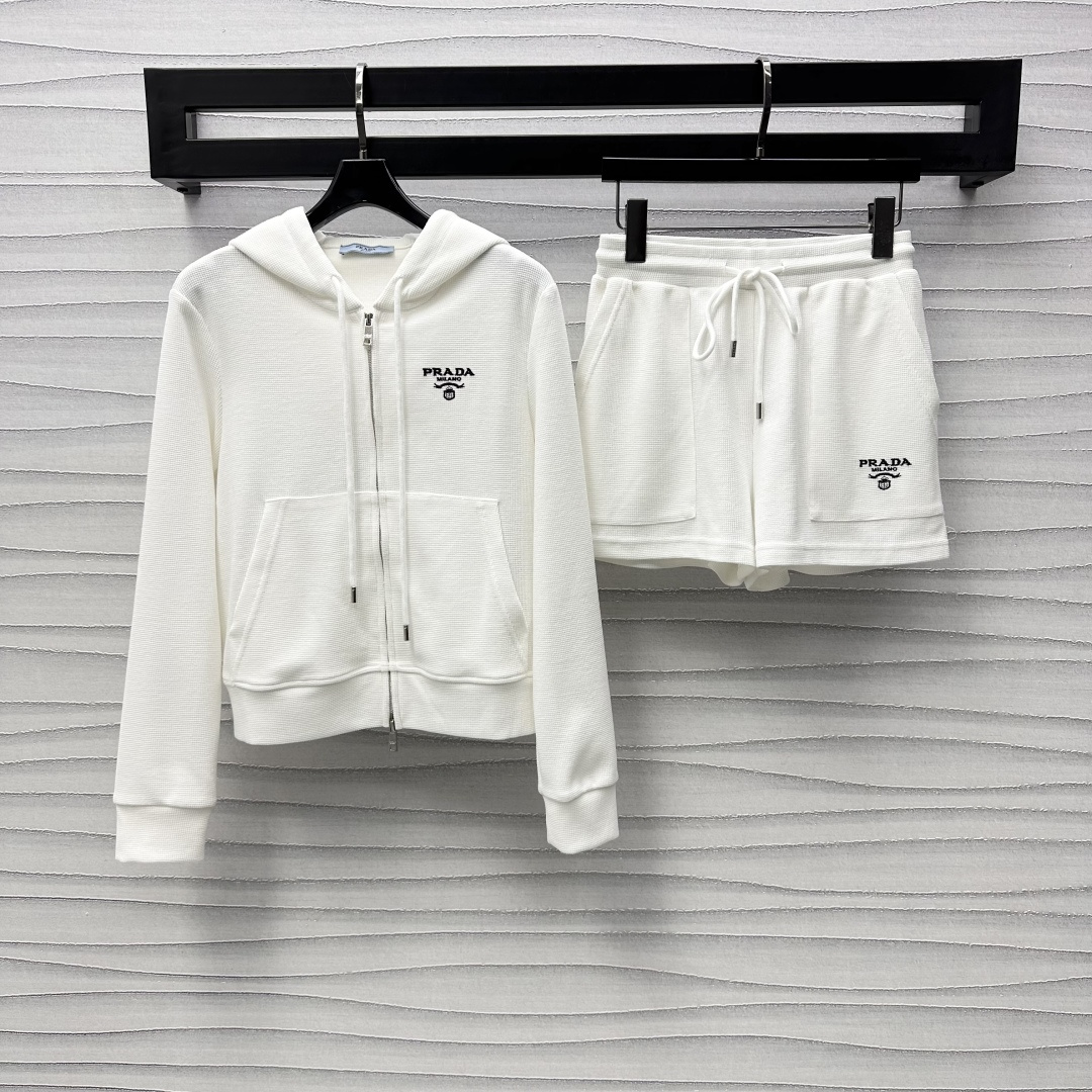 NO:309201,Prad*2025 new product hooded jacket shorts set customized YB imported twill cotton material, soft waffle fabric, breathable, comfortable and stylish, surface auxiliary material development, hooded jacket drawstring shorts casual set, regular zipper drawstring adjustment is easy to put on and off, adding layered look, embroidered logo on the chest, echoing the hat triangle logo, highlighting the brand tone, complete set of upper body, lazy and relaxed, trouser legs are embroidered and echoing up and down, more coordinated and unified, overall youthful vitality, high version 2 colors,,prada, shorts, jackets & coats,hats,alexander wang19860909Prad*2025新品上架连帽外套短裤套装定制YB进口斜纹全棉材质 柔软华夫格面料 透气舒适有型 面辅料开发 连帽外套抽绳短裤休闲套装 常规版型拉链抽绳调节方便穿脱 增添造型层次感 胸前绣花徽标点缀装饰 呼应帽子三角标 彰显品牌调性 成套上身 慵懒松弛 裤腿绣花上下呼应 更为协调统一 整体青春活力  高版本2色,,prada,shorts,jackets & coats,hats,alexander wang,Women's clothing