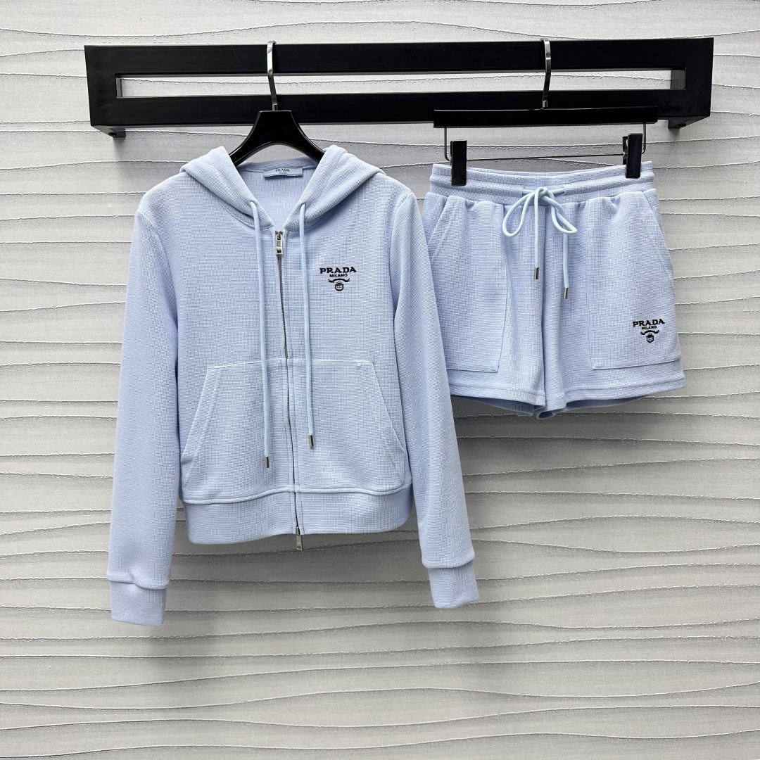 NO:309197,Prad*2025 new product hooded jacket shorts set customized YB imported twill cotton material, soft waffle fabric, breathable, comfortable and stylish, surface auxiliary material development, hooded jacket drawstring shorts casual set, regular zipper drawstring adjustment is easy to put on and off, adding layered look, embroidered logo on the chest, echoing the hat triangle logo, highlighting the brand tone, complete set of upper body, lazy and relaxed, trouser legs are embroidered and echoing up and down, more coordinated and unified, overall youthful vitality, high version 2 colors,,prada, shorts, jackets & coats,hats,alexander wang19860909Prad*2025新品上架连帽外套短裤套装定制YB进口斜纹全棉材质 柔软华夫格面料 透气舒适有型 面辅料开发 连帽外套抽绳短裤休闲套装 常规版型拉链抽绳调节方便穿脱 增添造型层次感 胸前绣花徽标点缀装饰 呼应帽子三角标 彰显品牌调性 成套上身 慵懒松弛 裤腿绣花上下呼应 更为协调统一 整体青春活力  高版本2色,,prada,shorts,jackets & coats,hats,alexander wang,Women's clothing