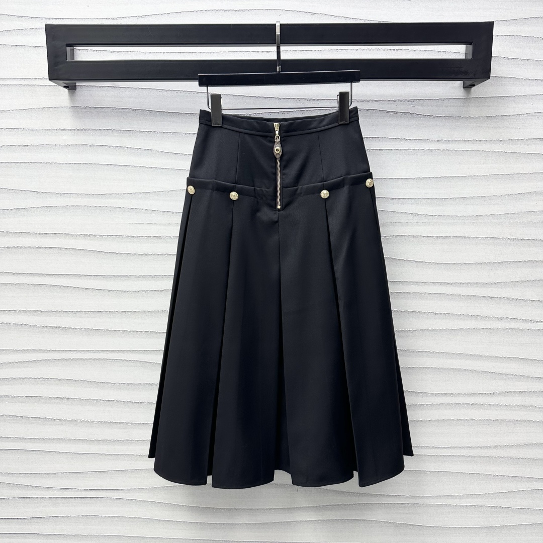 NO:309212,Louis Vuitto*2025 new product is available on the shelves of high-waist zipper pleated skirt custom YB imported fine imitation wool material, glossy and styling, using waist and abdomen close-fitting pleated skirt hem design, adding styling level, metal logo buckle with zipper presbyterian leather buckle adjustment, highlighting the brand tone, surface auxiliary material development, high-waist pleated skirt style cut, upper body high-end temperament, medium length to accommodate legs, slim and versatile, fashionable and fashionable, high-end version, louis vuitton, skirts, alexander wang19860909Louis Vuitto*2025新品上架高腰拉链百褶半裙定制YB进口精仿羊毛材质 光泽垂顺有型 沿用腰腹贴身压褶裙摆设计 增添造型层次 金属徽标扣配合拉链老花皮扣调节 彰显品牌调性 面辅料开发 高腰百褶半裙版型剪裁 上身高级气质 居中长度包容腿型 显瘦百搭 时髦洋气 高版本,,louis vuitton,skirts,alexander wang,Women's clothing