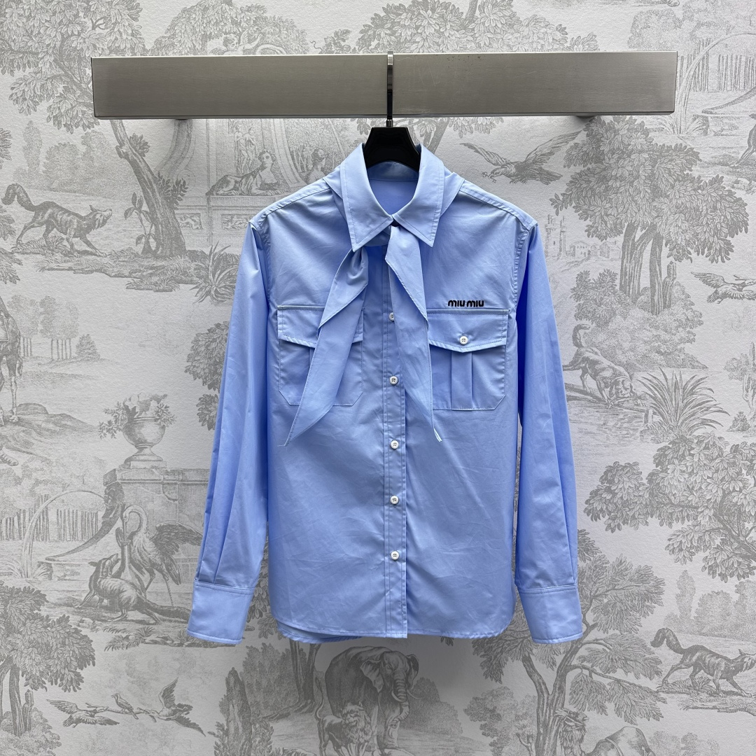 NO:309186,Miumi*2025 new product, on-shelf bow tie, long-sleeved shirt, customized YB imported twill cotton material, soft, comfortable and skin-friendly, exquisite pointed collar adds shawl bow tie design, adds layering, tied style, college style, knot opens casual and fashionable, letter embroidered on the chest, embossed with the pockets on both sides, relaxed personality, surface accessories, long-sleeved shirt style, cut of bow tie, summer youthful age-reducing outfits, high-version 2 colors,,miumiu,shirts,shawls,alexander wang19860909Miumi*2025新品上架领结长袖衬衣定制YB进口斜纹全棉材质 柔软舒适亲肤 精致尖领增加披肩领结设计 增添造型层次感 系上学院风格 结开休闲时尚 胸前字母刺绣徽标点缀 彰显品牌调性 配合两侧口袋呼应 松弛个性 面辅料开发 领结长袖衬衫版型剪裁 夏日青春减龄穿搭首选  高版本2色,,miumiu,shirts,shawls,alexander wang,Women's clothing