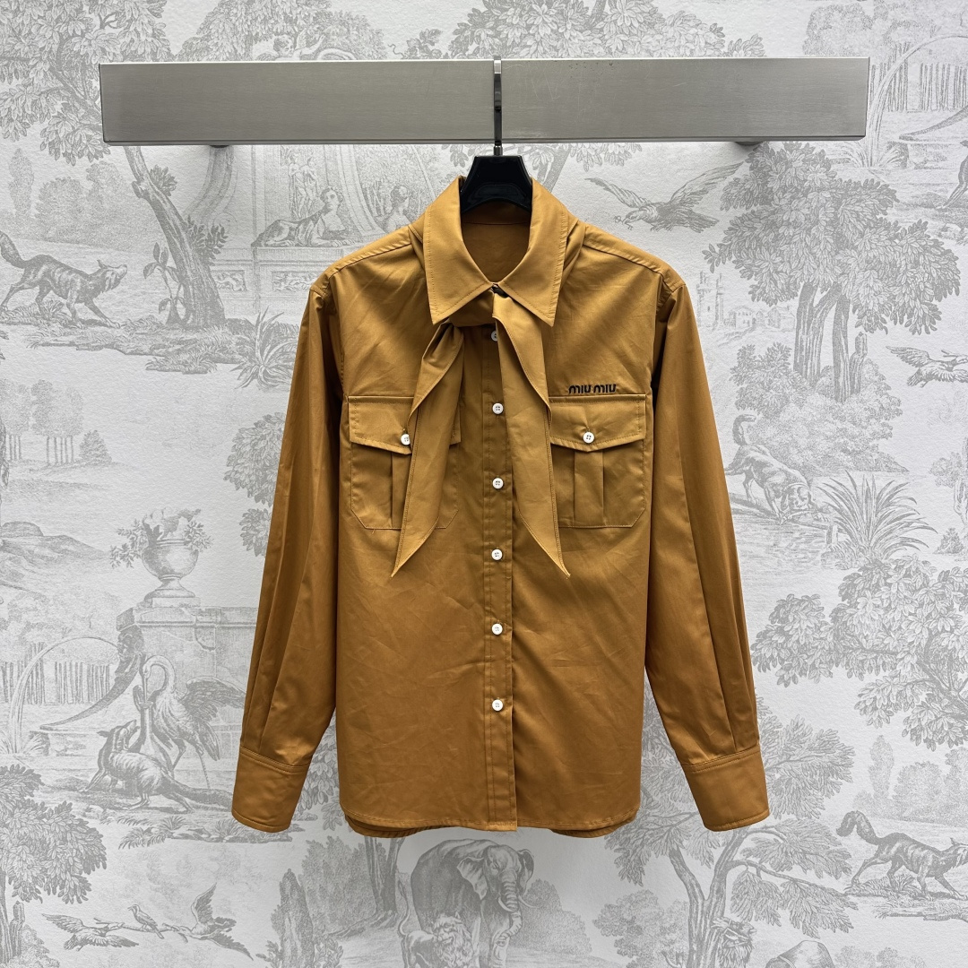 NO:309190,Miumi*2025 new product, on-shelf bow tie, long-sleeved shirt, customized YB imported twill cotton material, soft, comfortable and skin-friendly, exquisite pointed collar adds shawl bow tie design, adds layering, tied style, college style, knot opens casual and fashionable, letter embroidered on the chest, embossed with the pockets on both sides, relaxed personality, surface accessories, long-sleeved shirt style, cut of bow tie, summer youthful age-reducing outfits, high-version 2 colors,,miumiu,shirts,shawls,alexander wang19860909Miumi*2025新品上架领结长袖衬衣定制YB进口斜纹全棉材质 柔软舒适亲肤 精致尖领增加披肩领结设计 增添造型层次感 系上学院风格 结开休闲时尚 胸前字母刺绣徽标点缀 彰显品牌调性 配合两侧口袋呼应 松弛个性 面辅料开发 领结长袖衬衫版型剪裁 夏日青春减龄穿搭首选  高版本2色,,miumiu,shirts,shawls,alexander wang,Women's clothing