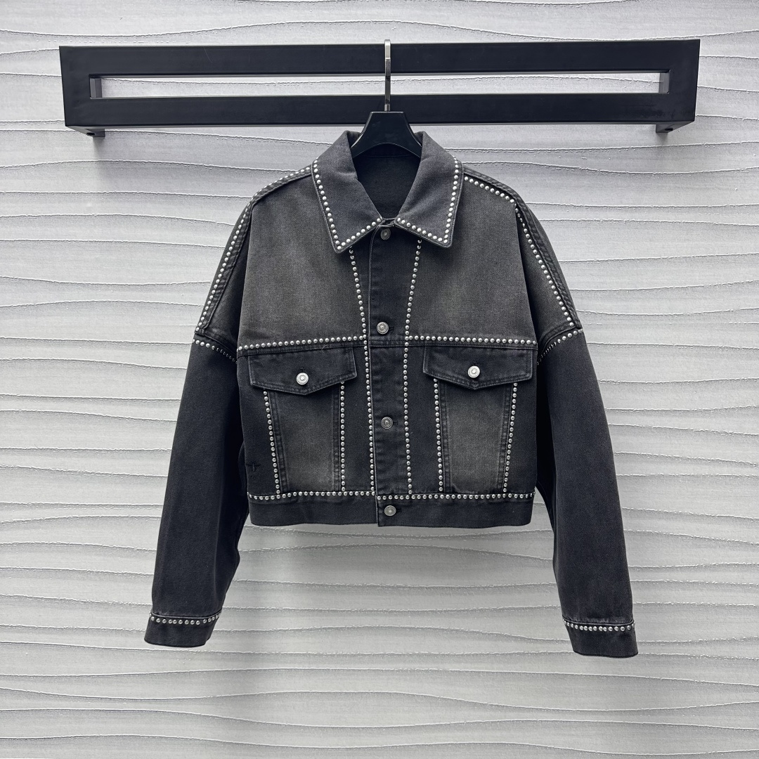 NO:309671,Dio*2025 new product launches rivet denim jacket custom YB imported twill cotton denim material, crisp and stylish, washed and made of old retro light gray, special craftsmanship creates a color-touch texture, decorated with rivets, outline the overall contour line, add layering, symmetrical pocket design, matched with the hem of the back to embellish the old photo leather card, highlight the brand tone, surface auxiliary material development, lapel jacket tailoring, can be matched with the same series of skirts, presenting a casual and free style, complete sets of fashionable and fashionable, separate matching, high-end version,,dior, skirts, jackets & coats, jackets & coats, alexander wang19860909Dio*2025新品上架铆钉牛仔外套定制YB进口斜纹棉牛仔材质 挺括有型 水洗做旧复古浅灰 特殊工艺打造擦色质感 饰以铆钉点缀装饰 勾勒整体轮廓线 增添造型层次感 对称口袋设计 搭配后侧下摆点缀老照片皮牌 彰显品牌调性 面辅料开发 翻领夹克外套剪裁 可搭配同系列半裙 呈现随性自由的穿搭风格 成套穿搭时髦洋气 分开搭配也  高版本,,dior,skirts,jackets & coats,jackets & coats,alexander wang,Women's clothing