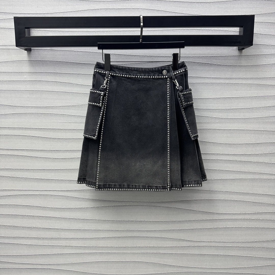 NO:309668,Dio*2025 new product launches rivet denim work skirt custom YB imported twill cotton denim material, crisp and stylish, washed and made of old retro light gray, special craftsmanship creates a color texture, decorated with rivets, outline the overall contour line, adds a sense of styling, the brand letter logo is engraved on the round buckle, highlights the brand tone, the buckle design of the pockets on both sides, the work feel is full, the facial auxiliary material development, pleated skirt tailoring, can be matched with the same series of jackets, presenting a casual and free style, the set is fashionable and fashionable, and the combination is also high-end, dior, skirts, jackets & coats, alexander wang19860909Dio*2025新品上架铆钉牛仔工装半裙定制YB进口斜纹棉牛仔材质 挺括有型 水洗做旧复古浅灰 特殊工艺打造擦色质感 饰以铆钉点缀装饰 勾勒整体轮廓线 增添造型层次感 品牌字母徽标印刻于圆扣 彰显品牌调性 两侧口袋的链扣设计 工装感十足 面辅料开发 压褶半裙剪裁 可搭配同系列外套 呈现随性自由的穿搭风格 成套穿搭时髦洋气 分开搭配也  高版本,,dior,skirts,jackets & coats,alexander wang,Women's clothing