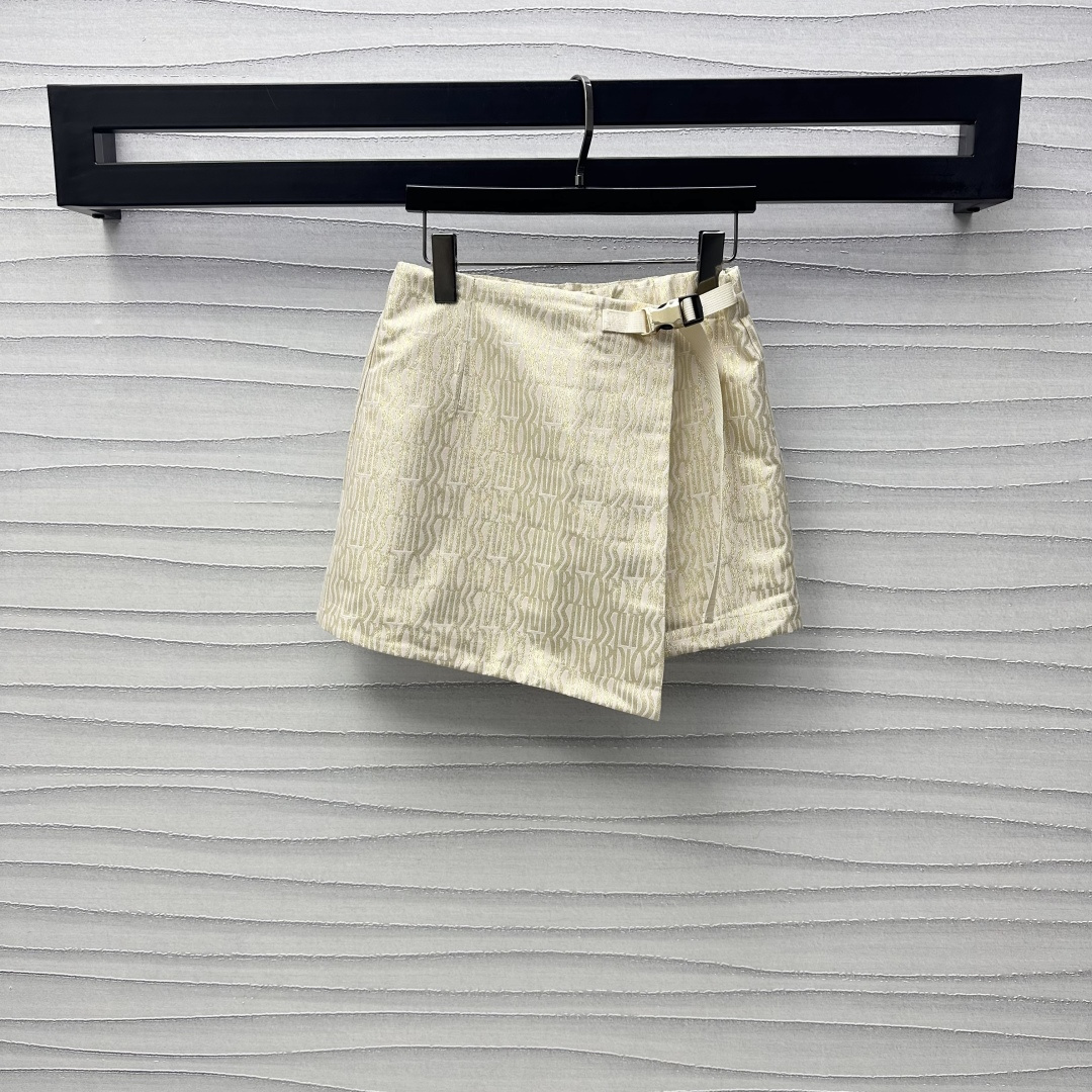 NO:309659,Dio*2025 new product is available on the shelves of Jacquard Skirts Customized YB imported jacquard materials. The texture is crisp and stylish. The appearance is full of jacquard letter logos. The whole body is decorated with a one-piece skirt. The front is decorated with a silver buckle for adjustment to add a sense of styling. The surface is developed with auxiliary materials. High-waist skirts and pants tailored. It can be matched with the same series of jackets. The upper body is worn to create a good proportion of long legs. Fashionable and fashionable. A must-have fashion suit for daily casualness. High-version, dior, skirts, jackets & coats, alexander wang19860909Dio*2025新品上架提花冲锋裙裤定制YB进口提花冲锋材质 质感挺括有型 品相十足 通体饰以满铺提花字母徽标点缀 彰显品牌调性 正面饰以一片式裙面 配合织带按卡银扣作调节连接 增添造型层次感 面辅料开发 高腰裙裤剪裁 可搭配同系列外套 成套上身穿出长腿好比例 洋气时髦 日常休闲必备时尚套装  高版本,,dior,skirts,jackets & coats,alexander wang,Women's clothing