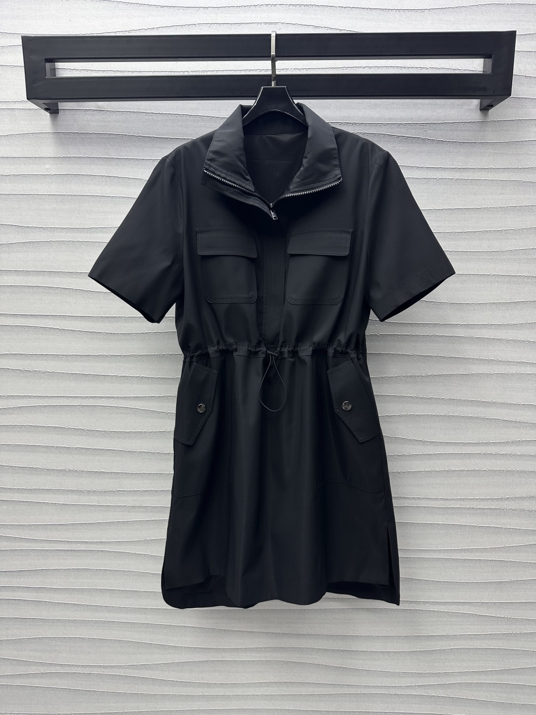 NO:309653,Prad*2025 new product is available for casual drawstring work dress custom YB imported recycled nylon material. High-quality texture, crisp and stylish. Half-carded shirt style. Loose waist adjustable. Easy to divide the ratio of short and long on the upper and lower lengths. Extreme tolerance for the body. Waist drawstring adjustment decoration. Combined with symmetrical pocket embellishment to add layering of the shape to create a casual and relaxed workwear style outfit with the back embellishment. The iconic triangle logo is embellished on the back to highlight the brand tone. The inner fine fishnet fabric is better breathable. The surface auxiliary material development. Lapel short-sleeved dress tailoring. Various needs for daily commuting and date. The outfit is more age-reducing. High-version 2 colors,,prada, skirts,shirts, T-shirts,alexander wang19860909Prad*2025新品上架休闲抽绳工装连衣裙定制YB进口再生尼龙材质 质感高级 挺括有型 半开襟衬衫版型 宽松收腰可调节 轻松划分上短下长好比例 对身材包容度极高 腰间抽绳调节装饰 配合对称口袋点缀 增添造型层次感 打造休闲松弛感满分的工装风穿搭 后背点缀标志性三角徽标 彰显品牌调性 内里精细渔网面料 透气性更佳 面辅料开发 翻领短袖连衣裙剪裁 日常通勤约会多种需求 穿搭更显减龄俏皮   高版本2色,,prada,skirts,shirts,T-shirt,alexander wang,Women's clothing