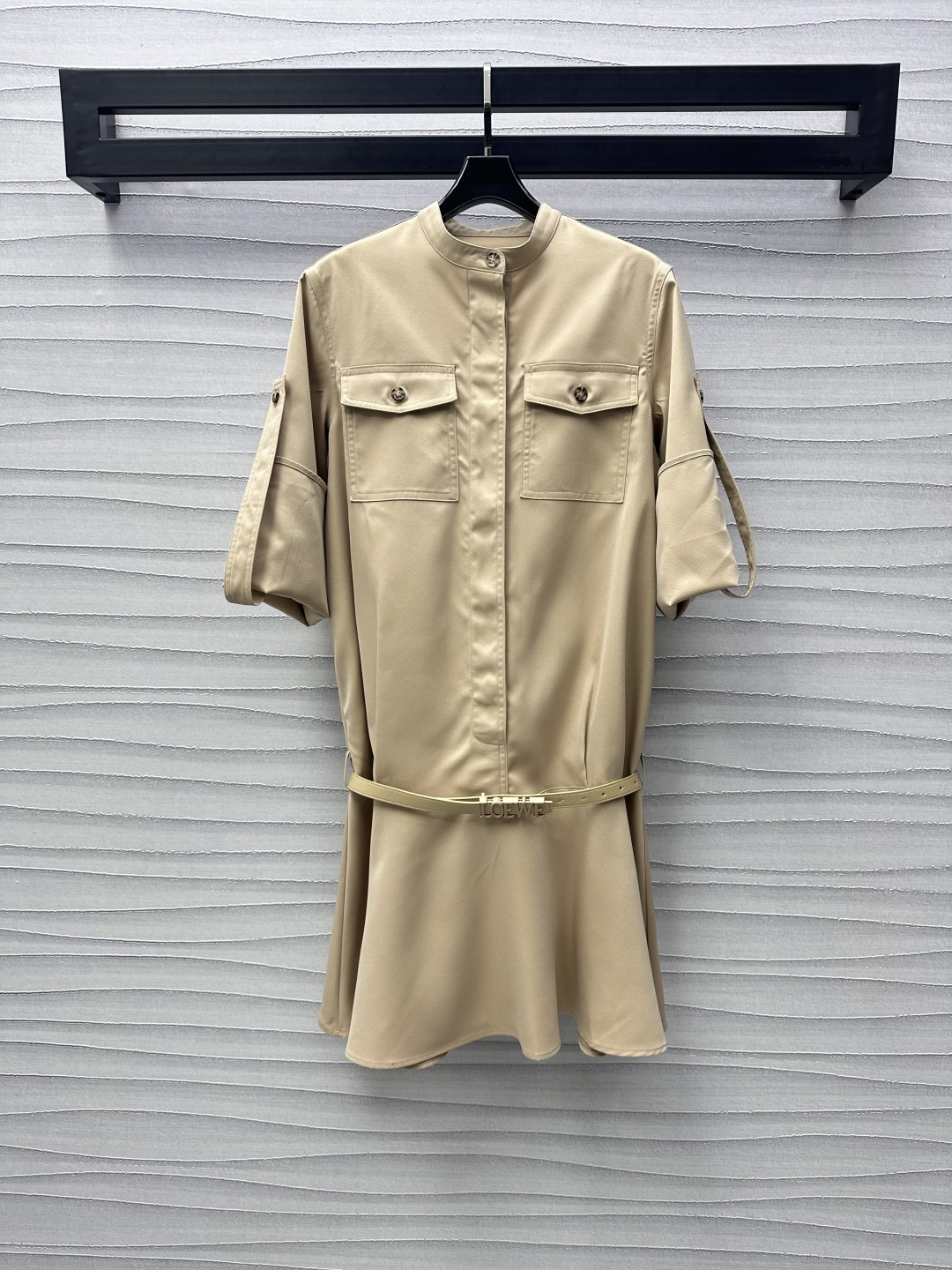 NO:309664,Loew*2025 new product is available in the shelves of short-sleeved belt dress with custom YB imported material. The texture is crisp, breathable and comfortable. The half-plate hidden button adjustment is used to echo the chest pocket and add a sense of styling. The open-model letters leather belt waist-closing decoration. The back lettering leather card embellishes to highlight the brand tone. The pleated skirt design. The upper body is full of temperament. The length of the leg line proportion. The short-sleeved dress tailoring. The first choice for daily commuting is simple and high-end outfits. High-end version, loewe, skirts, T-shirt, alexander wang19860909Loew*2025新品上架短袖腰带连衣裙定制YB进口材质 质感挺括 透气舒适 沿用半襟隐藏式纽扣调节处理 呼应胸前口袋 增添造型层次感 开模字母皮革腰带收腰装饰 后背刻字皮牌点缀 彰显品牌调性 压褶裙摆设计 上身气质十足 拉长腿部线条比例 短袖连衣裙剪裁 日常通勤简约高级感穿搭首选 高版本,,loewe,skirts,T-shirt,alexander wang,Women's clothing