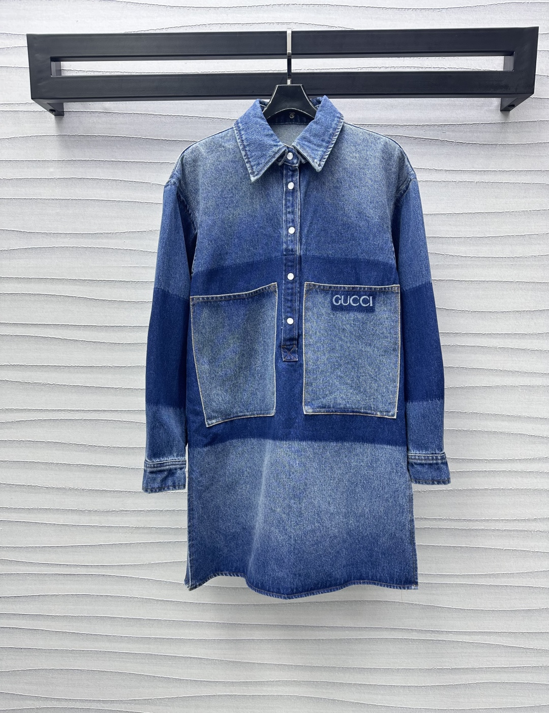 NO:309676,Gucc*2025 new product is on the shelves of the disassembled collar gradient denim dress custom YB imported twill cotton denim material breathable and comfortable Multi-enzyme washing process to create a soft and natural gradient color effect Symmetrical front large pocket decoration Above letter printed logo embellishment Show brand tone Half-plate button adjustment Combined with the removable collar adjustment design Add styling layering Highlights Retro fashion Developed with the development of auxiliary materials Disassembled collar silhouette dress tailoring Fashion fashionable and fashionable style The upper body is more relaxed and advanced High-end version, Gucci, Skirts, Alexander wang19860909Gucc*2025新品上架拆卸领渐变牛仔连衣裙定制YB进口斜纹棉牛仔材质 透气舒适 多重酵素水洗工艺处理 打造柔和自然的渐变擦色效果 前幅对称大口袋装饰 字母印花徽标点缀之上 彰显品牌调性 半襟纽扣调节 配合可拆卸领调节设计 增添造型层次感 突出亮点复古时尚 面辅料开发 拆卸领廓形连衣裙剪裁 穿搭时髦洋气风格 上身更为松弛高级   高版本,,gucci,skirts,alexander wang,Women's clothing