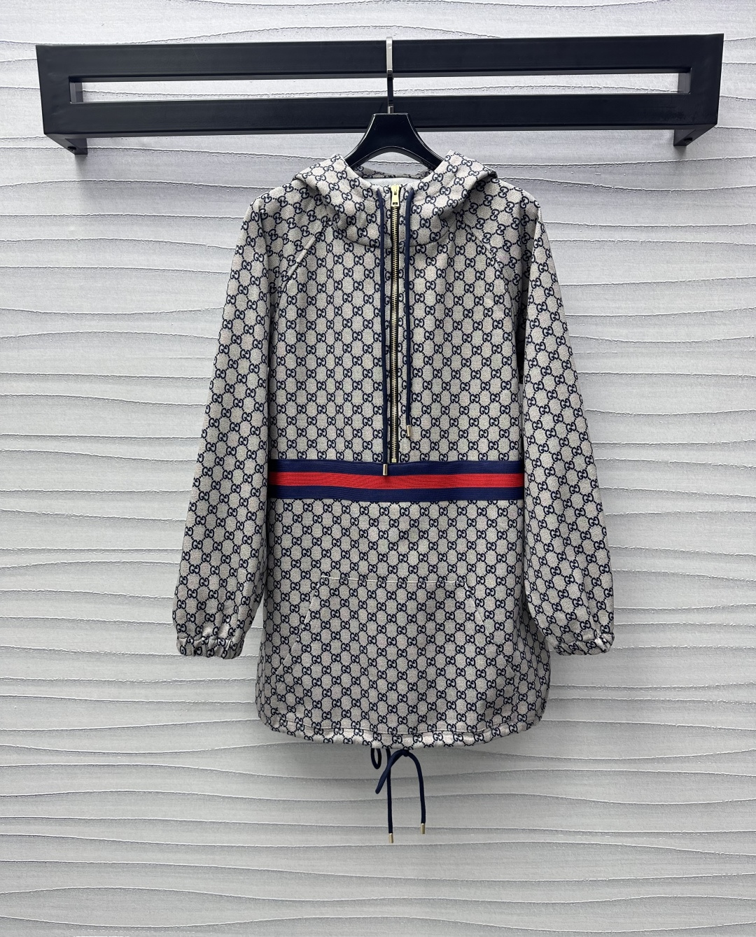 NO:309670,Gucc*2025 new product launches hooded jacquard jacket customized YB imported material soft and skin-friendly. Contoured hooded sweatshirt style. The shoulder-falling design can better highlight the high-end lazy style. It is matched with a half-laced zipper to adjust and facilitate putting on and off. It adds a sense of styling. The embellishment contrasting thread splicing treatment is very eye-catching. The return rate is very high. Full-print double G jacquard pattern decoration shows the brand tone. The surface and auxiliary materials development. Hooded drawstring sweatshirt tailoring. Fashionable and advanced. High-end version, gucci, hoodie, sweatshirts, hats, alexander wang19860909Gucc*2025新品上架连帽提花冲锋衣定制YB进口材质 柔软亲肤 廓形连帽卫衣版型 落肩设计更能凸显高级慵懒风 搭配半襟拉链调节方便穿脱 增添造型层次感 点缀撞色螺纹拼接处理 亮眼出街回头率超高 满印双G提花图案装饰 彰显品牌调性 面辅料开发 连帽抽绳卫衣剪裁 穿搭时髦高级 高版本,,gucci,hoodie,sweatshirts,hats,alexander wang,Women's clothing