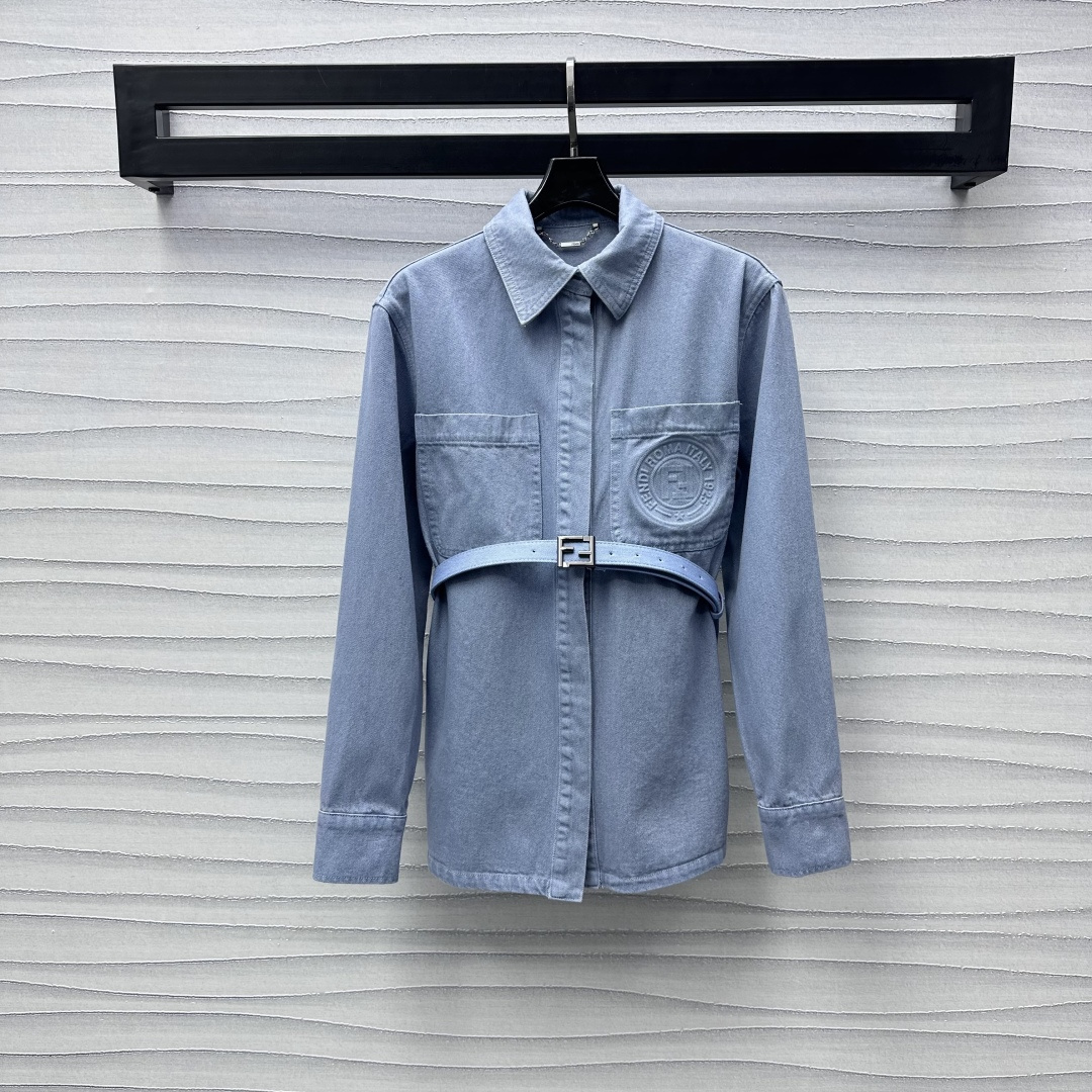 NO:309685,Fend*2025 new product embossed belt denim shirt custom YB imported twill cotton denim material Multi-washed presents the atmosphere and shows whiteness and haze blue soft and elastic The curved design on both sides of the belt shirt hem adds layered look with embossed letter logo embossed on the chest pocket to highlight the brand tone Face accessories development Lapel shirt jacket tailoring Can be matched with shorts and trousers in the same series Top body fashionable temperament Series development High-version, Fendi, shorts, jackets & coats, Shirts, alexander wang19860909Fend*2025新品上架压花腰带牛仔衬衣定制YB进口斜纹棉牛仔材质 多重水洗 呈现氛围显白雾霾蓝 柔软弹力 腰带衬衣下摆两侧弧形设计 增添造型层次感 搭配胸前口袋压花字母徽标点缀 彰显品牌调性 面辅料开发 翻领衬衫外套剪裁 可搭配同系列短裤长裤 上身时髦气质 系列开发  高版本,,fendi,shorts,jackets & coats,shirts,alexander wang,Women's clothing