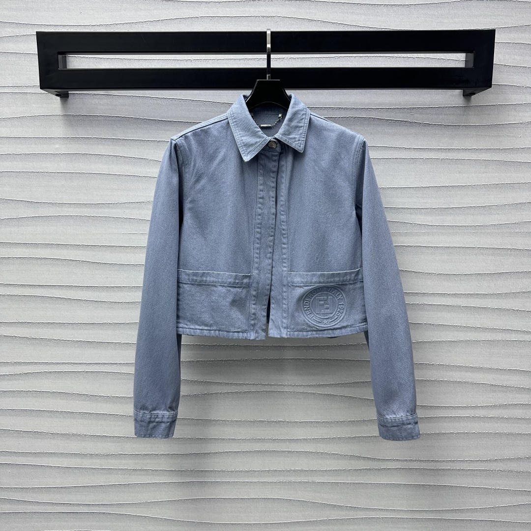 NO:309680,Fend*2025 new product embossed denim jacket custom YB imported twill cotton denim material Multi-washed presents the atmosphere and shows whiteness and haze blue soft and elasticity Decorated with a single lacquer button adjustment design to add layered styling and embossed with symmetrical pocket embossed letter logo embossed to highlight the brand tone Face accessories development Lapel short jacket tailored can be matched with shorts and trousers in the same series Top body fashionable temperament Series development High-version, Fendi, shorts, jackets & coats, jackets & coats, alexander wang19860909Fend*2025新品上架压花牛仔夹克外套定制YB进口斜纹棉牛仔材质 多重水洗 呈现氛围显白雾霾蓝 柔软弹力 饰以单颗襟扣调节设计 增添造型层次感 搭配对称口袋压花字母徽标点缀 彰显品牌调性 面辅料开发 翻领短款外套剪裁 可搭配同系列短裤长裤 上身时髦气质 系列开发  高版本,,fendi,shorts,jackets & coats,jackets & coats,alexander wang,Women's clothing