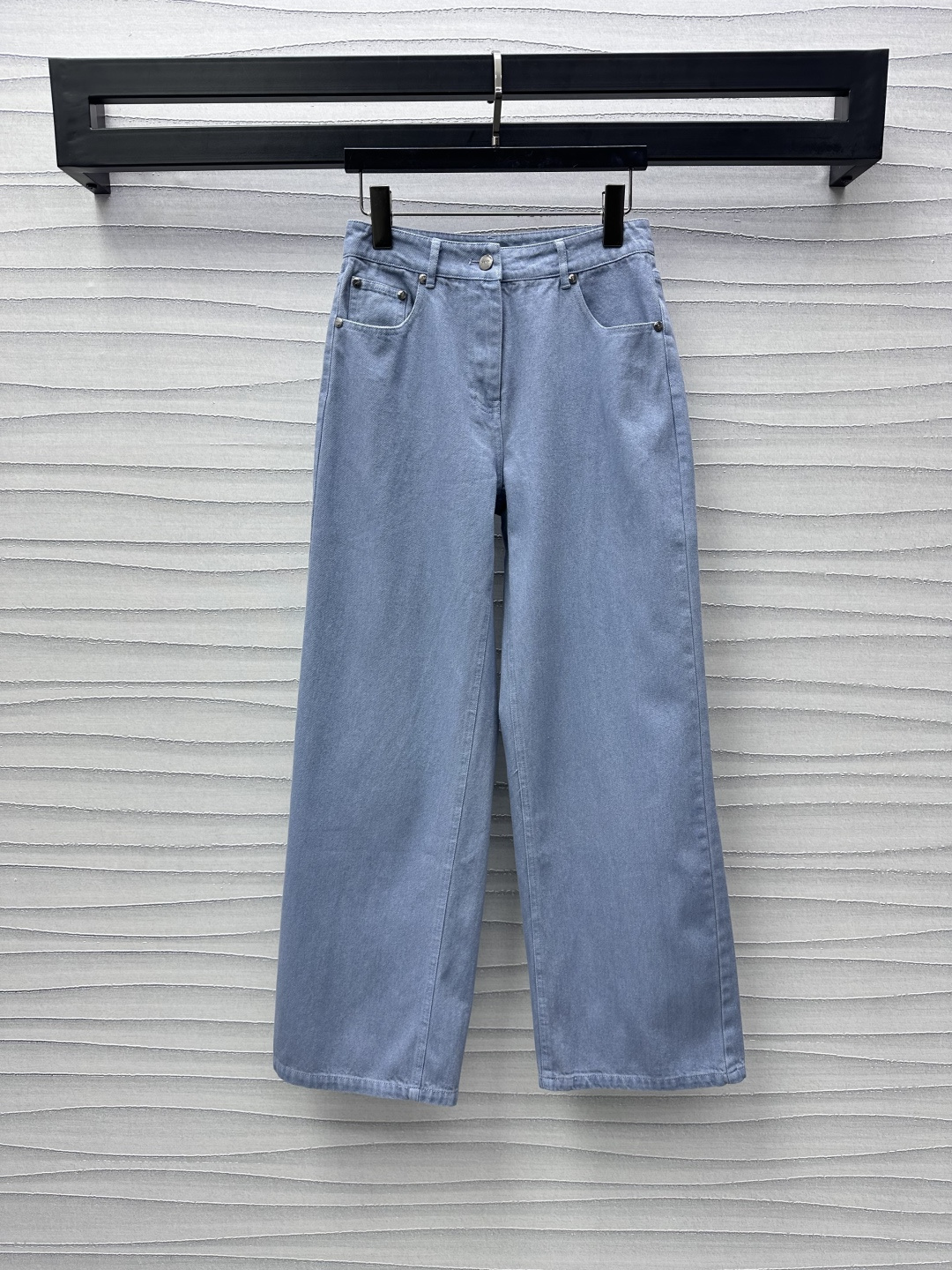 NO:309677,Fend*2025 new product embossed denim trousers on the shelves. Customized YB imported twill cotton denim material. Multiple washes. Present the atmosphere and show whitening and haze blue. Soft and elastic. High-waist buckle double-insert pocket style design. Add layered look. Matched with embossed letter logo embossed in the back hip pocket to highlight the brand tone. Face and auxiliary materials development. Straight trousers tailored. Can be matched with the same series of shirt jackets. Fashionable temperament of the upper body. Series development. High-version, fendi, jackets & coats, alexander wang.19860909Fend*2025新品上架压花牛仔长裤 定制YB进口斜纹棉牛仔材质 多重水洗 呈现氛围显白雾霾蓝 柔软弹力 高腰系扣双插兜版型设计 增添造型层次感 搭配后臀口袋压花字母徽标点缀 彰显品牌调性 面辅料开发 直筒长裤剪裁 可搭配同系列衬衣外套 上身时髦气质 系列开发  高版本,,fendi,jackets & coats,alexander wang,Women's clothing