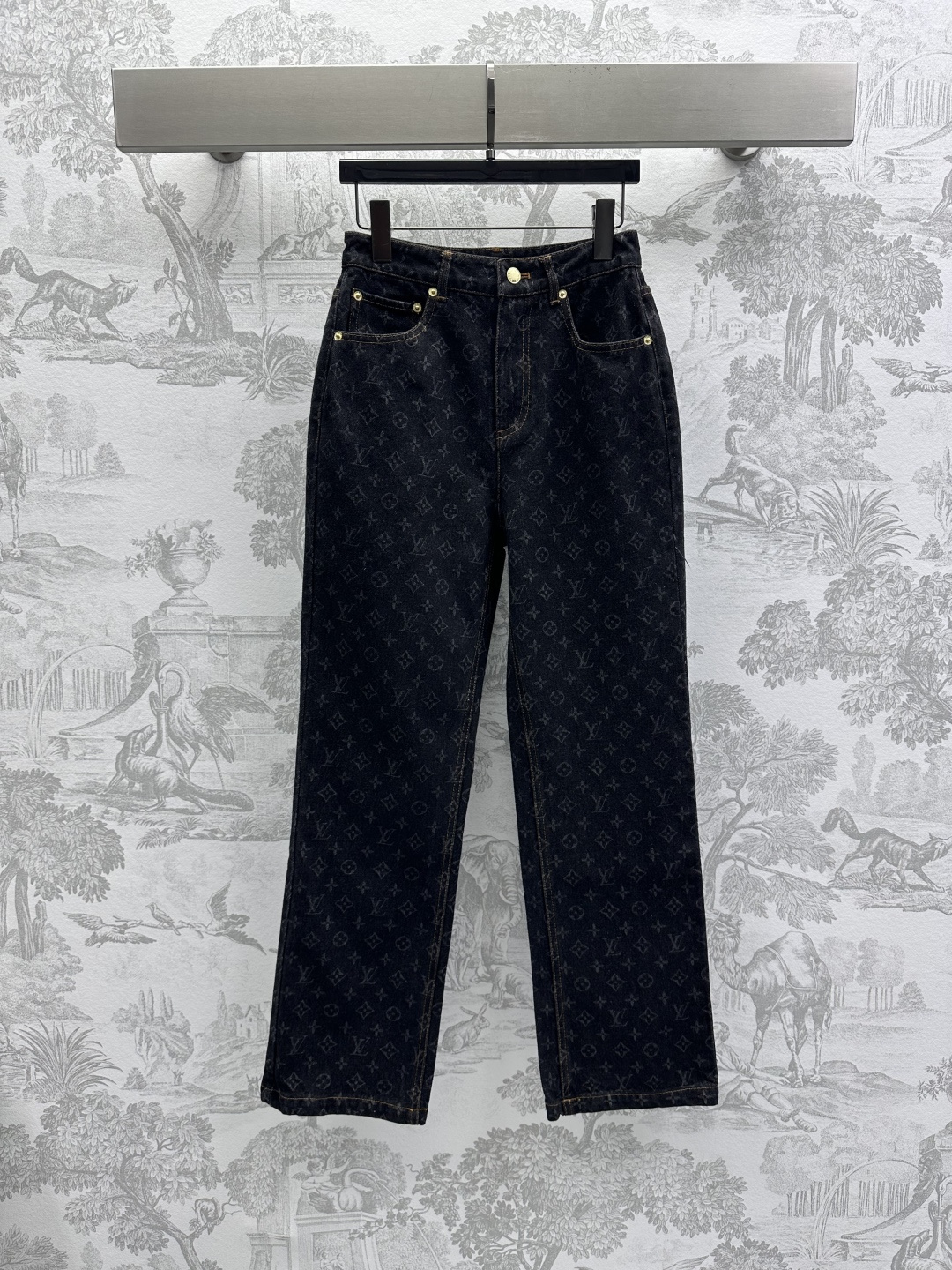 NO:310230,With 260Louis Vuitto* new product on the shelves, custom-made YB imported twill cotton denim material, crisp, comfortable and stylish, with full print jacquard four-leaf clover letter pattern embellishment tone, highlighting the brand tone, classic retro, high-waist buckle double-in-pocket style design, high-end slimming, surface auxiliary material development, straight trousers tailoring, fashionable and fashionable upper body series development, worry-free dressing, high-end version,,louis vuitton,alexander wang19860909配260Louis Vuitto*新品上架提花牛仔长裤定制YB进口斜纹棉牛仔材质 挺括舒适有型 沿用满印提花四叶草字母图案点缀装饰 彰显品牌调性 经典复古 高腰系扣双插兜版型设计 高级显瘦 面辅料开发 直筒长裤剪裁 上身时髦洋气 系列开发 穿搭无忧  高版本,,louis vuitton,alexander wang,Women's clothing