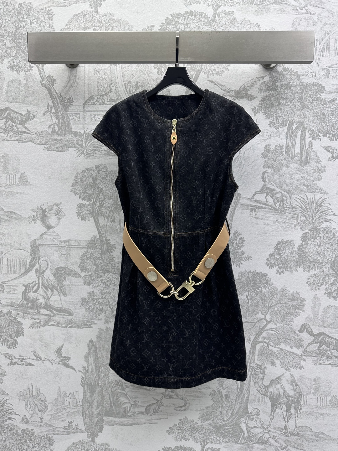 NO:310239,Louis Vuitto*2025 new product is available on the shelves of Jacquard Belt Denim Skirt Customized YB imported twill cotton denim material, crisp, comfortable and stylish, and is decorated with full-print jacquard four-leaf clover letter pattern to highlight the brand tone Classic retro Half-lace leather label zipper adjustment design Combined with the heavy industry leather belt, high-end slimming, surface auxiliary material development, belt dress tailoring, upper body fashionable and fashionable, series development, worry-free dressing, high-end version,,louis vuitton, skirts,alexander wang19860909Louis Vuitto*2025新品上架提花腰带牛仔裙定制YB进口斜纹棉牛仔材质 挺括舒适有型 沿用满印提花四叶草字母图案点缀装饰 彰显品牌调性 经典复古 半襟皮标拉链调节设计 配合重工皮革腰带融入加持 高级显瘦 面辅料开发 腰带连衣裙剪裁 上身时髦洋气 系列开发 穿搭无忧  高版本,,louis vuitton,skirts,alexander wang,Women's clothing