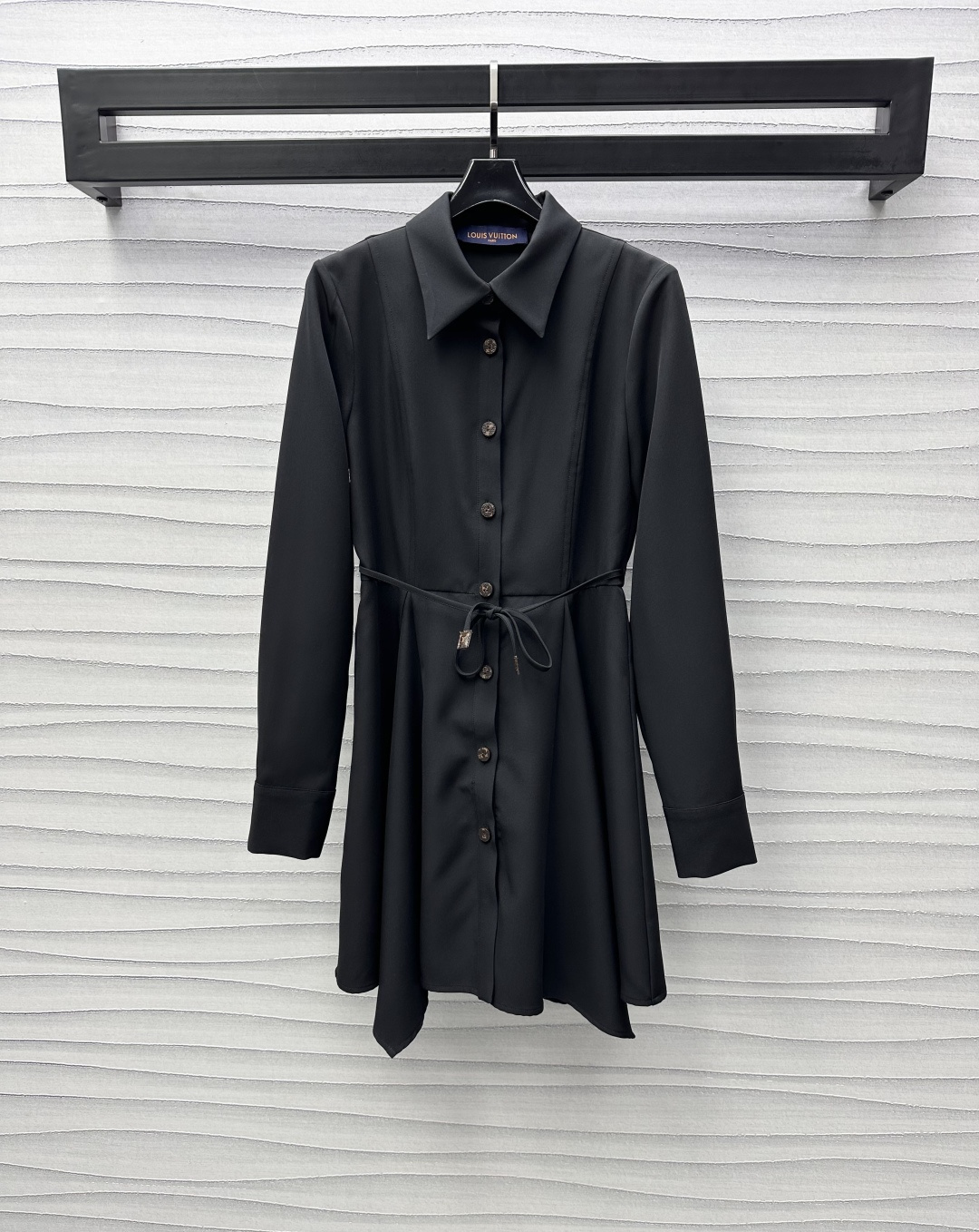 NO:310268,Louis Vuitto*2025 new product is on the shelves of asymmetric lace-up shirt skirts customized with YB imported acetic acid material, squished and comfortable, decorated with single row of old-fashioned closures to adjust the decoration, highlighting the brand tone, matching with irregular skirt design, adding layered look, surface auxiliary materials development, lapel shirt skirt tailoring, light and flowing outfit, niche and trendy upper body, waist-closing treatment makes you look slim and fashionable, unique and charming outfits are the first choice for high-end version,,louis vuitton, skirts,alexander wang19860909Louis Vuitto*2025新品上架不对称系带衬衣裙定制YB进口醋酸材质 垂顺舒适 饰以单排老花襟扣调节装饰 彰显品牌调性 配合不规则裙摆设计 增添造型层次感 面辅料开发 翻领衬衣裙剪裁 穿搭轻盈飘逸 上身小众又潮流 腰间收腰处理显瘦时髦 独特魅力穿搭首选 高版本,,louis vuitton,skirts,alexander wang,Women's clothing