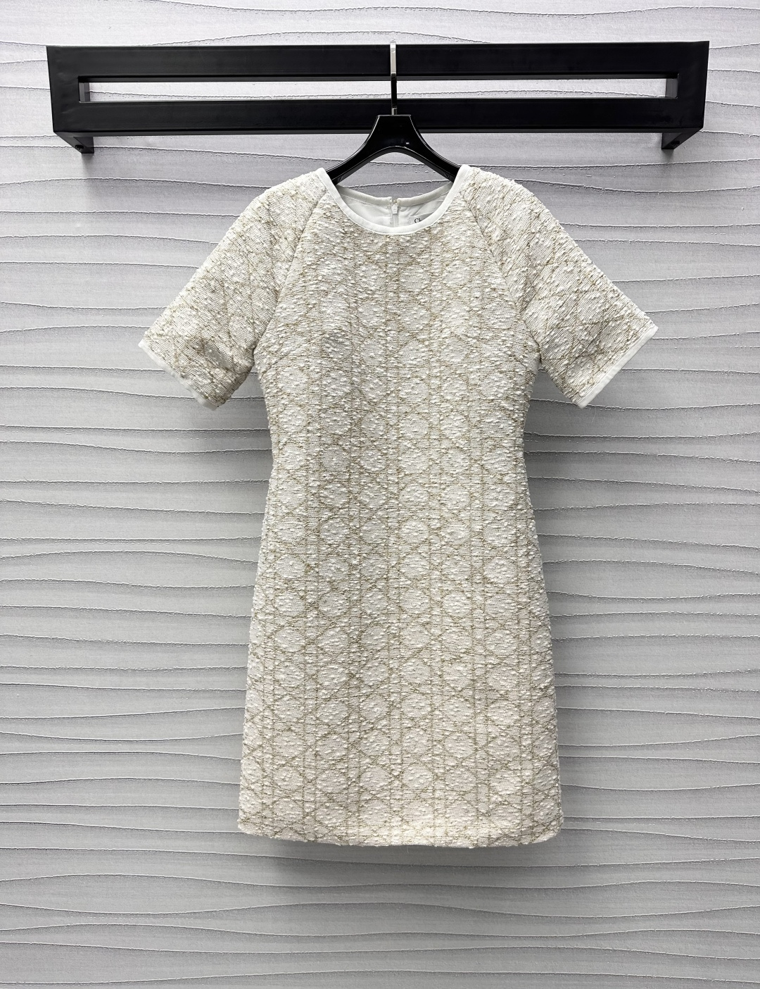 NO:310253,Dio*2025 new product launches with rattan plaid round neck dress with custom YB imported coarse wool material, high-quality quality, neckline cuffs are decorated with white tying details, add layering of styling, and interwoven with gold wire yarn rules to highlight the brand tone, celebrity style and vertical appearance, surface auxiliary materials development, round neck short-sleeved dress tailoring, perfect interpretation of elegant and rich sense, full body beige gold noble texture, first choice for formal occasions, high-end version, dior, skirts, T-shirt, alexander wang19860909Dio*2025新品上架藤格纹圆领连衣裙定制YB进口粗纺毛呢材质 高级品相 领口袖口饰以白色捆边细节处理 增添造型层次感 沿用金丝纱线规则交织出藤格纹肌理 彰显品牌调性 名媛格调立显 面辅料开发 圆领短袖连衣裙剪裁 完美演绎优雅千金感 通体米白金色高贵显质感 出席正式场合穿搭首选  高版本,,dior,skirts,T-shirt,alexander wang,Women's clothing