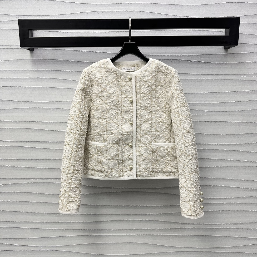 NO:310259,Dio*2025 new product launches on shelves of rattan plaid round neck dress jacket custom YB imported coarse wool material high-quality quality, shoulder pad design fits the body, the front collar is decorated with white tying details, adds a sense of styling, and is adjusted with a single-row CD pearl closure, intellectual and gentle, and the rattan plaid texture is interwoven with gold wire yarn rules to highlight the brand tone, the socialite style is straight-fitting, the surface auxiliary material development, round neck dress jacket tailoring, can be matched with series straight skirts, perfect interpretation of elegant and rich sense, complete set of beige gold, noble texture, the first choice for formal occasions, high-end version,,dior, skirts, jackets & coats,alexander wang19860909Dio*2025新品上架藤格纹圆领洋装外套定制YB进口粗纺毛呢材质 高级品相 正肩垫肩版型设计贴合身形 前襟领口饰以白色捆边细节处理 增添造型层次感 配合单排CD珍珠襟扣调节 知性温柔 沿用金丝纱线规则交织出藤格纹肌理 彰显品牌调性 名媛格调立显 面辅料开发 圆领洋装外套剪裁 可搭配系列直筒半裙 完美演绎优雅千金感 成套米白金色高贵显质感 出席正式场合穿搭首选  高版本,,dior,skirts,jackets & coats,alexander wang,Women's clothing