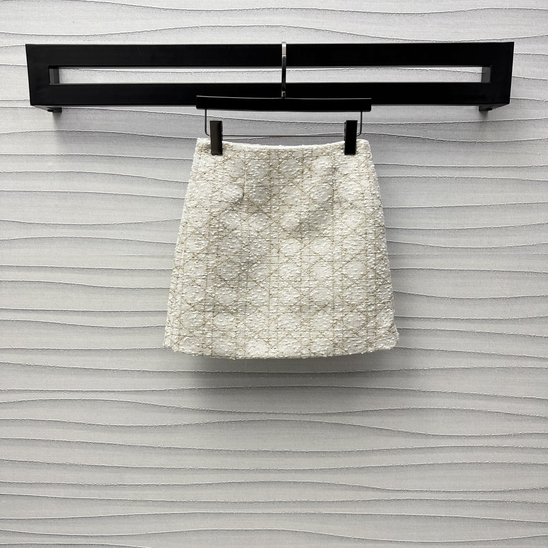 NO:310262,Dio*2025 new product is available. Customized YB imported coarse wool material. High-quality high-waisted straight-tube style design fits the legs. Decorated with side zipper adjustment. Easy to put on and take off. The yarn is interwoven with the rules of gold wire yarn to highlight the brand tone. The style of the famous lady is straight. The development of the auxiliary materials. High-waist straight skirt cut can be matched with a series of jackets. Perfect interpretation of the elegant and rich feeling. Complete set of beige gold-colored noble texture. The first choice for formal occasions. High-version, dior, skirts, jackets & coats, alexander wang19860909Dio*2025新品上架 藤格纹直筒半裙定制YB进口粗纺毛呢材质 高级品相 高腰直筒版型设计贴合腿形 饰以侧边拉链调节处理 便捷穿脱 沿用金丝纱线规则交织出藤格纹肌理 彰显品牌调性 名媛格调立显 面辅料开发 高腰直筒半裙剪裁 可搭配系列外套 完美演绎优雅千金感 成套米白金色高贵显质感 出席正式场合穿搭首选  高版本,,dior,skirts,jackets & coats,alexander wang,Women's clothing