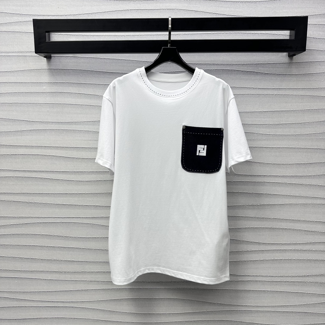 NO:310247,Fend*2025 new product is on the shelves of the embroidered denim pocket custom YB imported twill cotton material, comfortable skin, decorative with denim pockets on the chest, embroidered with letters and logos, highlighting the brand tone, with thick lines of the pocket neckline, adding a sense of styling, simple and high-end, surface and auxiliary materials development, round neck short-sleeved tailoring, can be matched with the same series of bottom items, details echo up and down, presenting a casual and free style of dressing, fashionable and fashionable, and it is also great to match separately. High-end version 2 colors,,fendi, T-shirt, alexander wang19860909Fend*2025新品上架刺绣牛仔口袋定制YB进口斜纹全棉材质 贴肤舒适 胸前饰以牛仔口袋装饰 刺绣字母徽标点缀之上 彰显品牌调性 配合口袋领口轮廓粗线处理 增添造型层次感 简约高级 面辅料开发 圆领短袖剪裁 可搭配同系列下装单品 细节上下呼应 呈现随性自由的穿搭风格 成套穿搭时髦洋气 分开搭配也很赞  高版本2色,,fendi,T-shirt,alexander wang,Women's clothing