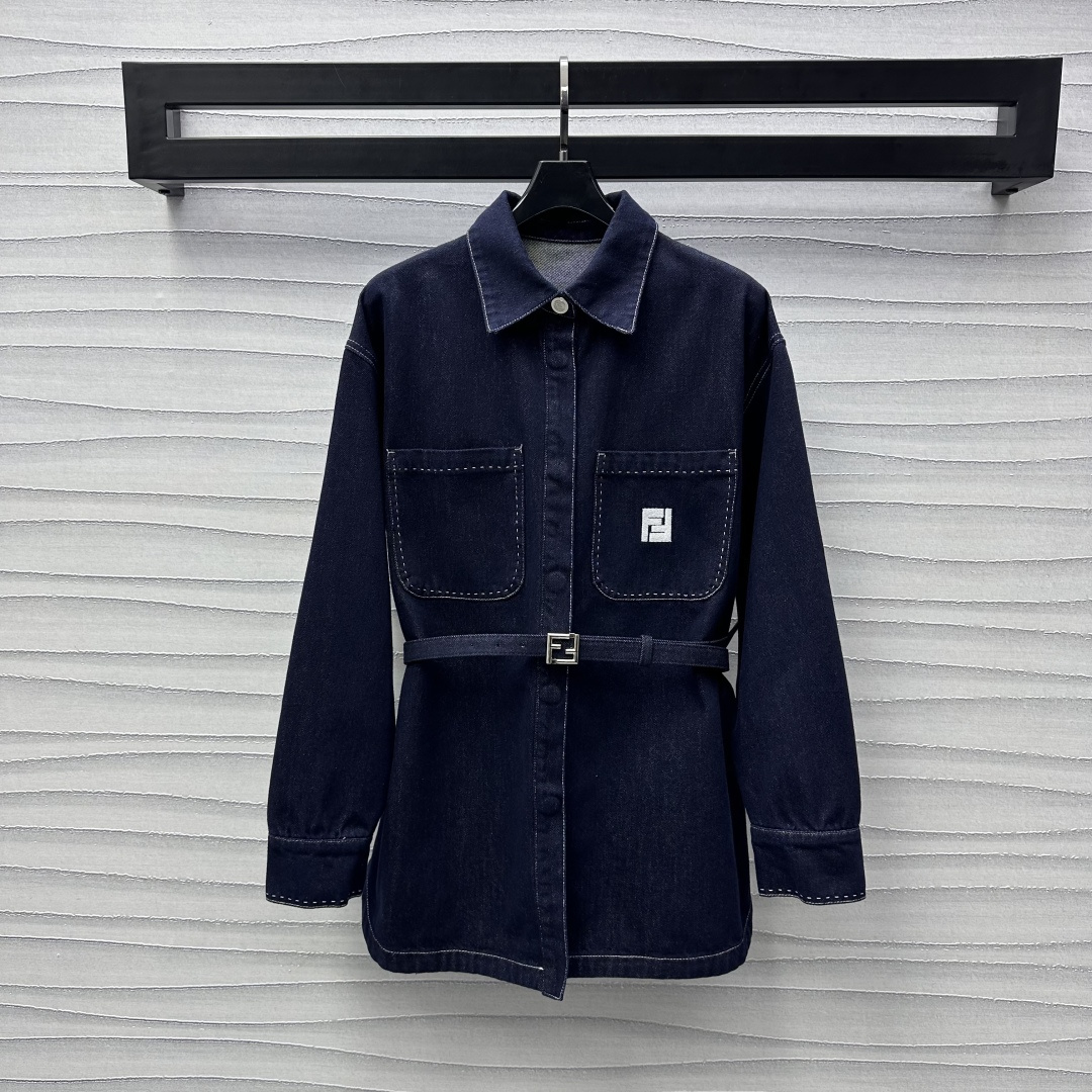 NO:310258,Fend*2025 new product is available for embroidered belt denim shirt custom YB imported twill cotton denim material, crisp, comfortable and stylish, washed and used retro blue, front shoulder lapel style design, embroidered logo on the chest pocket, highlighting the brand tone, double F metal belt adjustment, combined with the overall contour thick line processing, add layered texture, more elegant and simple, easy outline curves, surface auxiliary material development, long shirt jacket tailoring, can be matched with the same series of bottom items, details echo up and down, presenting a casual and free style of dressing, fashionable and fashionable, and separate matching is also great. High-end version,,fendi, jackets & coats,shirts,alexander wang19860909Fend*2025新品上架刺绣腰带牛仔衬衫定制YB进口斜纹全棉牛仔材质 挺括舒适有型 水洗做旧复古蓝 正肩翻领版型设计 胸前口袋处刺绣徽标点亮 彰显品牌调性 双F金属标腰带调节 配合整体轮廓粗线处理 增添造型层次感 质感更为优雅简约 轻松勾勒曲线 面辅料开发 长款衬衣外套剪裁 可搭配同系列下装单品 细节上下呼应 呈现随性自由的穿搭风格 成套穿搭时髦洋气 分开搭配也很赞 高版本,,fendi,jackets & coats,shirts,alexander wang,Women's clothing