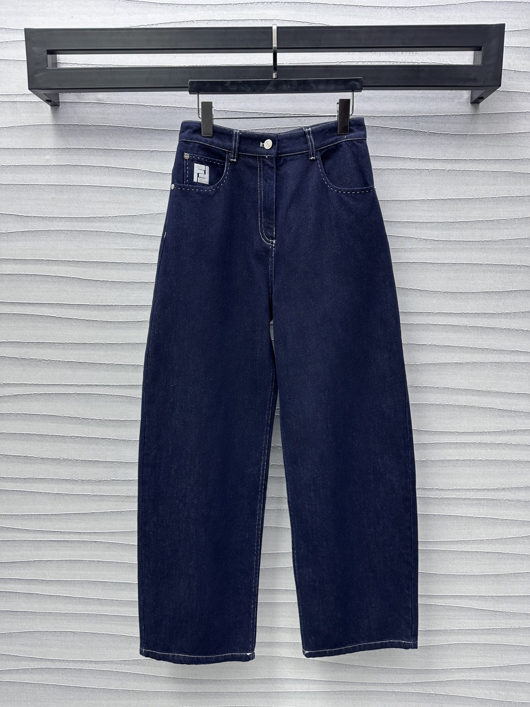 NO:310273,Fend*2025 new product is available for the shelves of embroidered denim twill custom YB imported twill cotton denim material, crisp, comfortable and stylish, washed and used retro blue, high-waist buckle double-in-pocket style design, embroidered logo in the pocket, highlighting the brand tone, double F metal closure adjustment, combined with the overall contour thick line processing, add layered texture, more elegant and simple, easy outline curves, surface auxiliary material development, high-waist straight trousers tailored, can be matched with top items in the same series, details echo up and down, presenting a casual and free style of dressing, fashionable and fashionable, and good separate matching, high-version, fendi, alexander wang19860909Fend*2025新品上架刺绣牛仔长裤定制YB进口斜纹全棉牛仔材质 挺括舒适有型 水洗做旧复古蓝 高腰系扣双插兜版型设计 口袋处刺绣徽标点亮 彰显品牌调性 双F金属襟扣调节 配合整体轮廓粗线处理 增添造型层次感 质感更为优雅简约 轻松勾勒曲线 面辅料开发 高腰直筒长裤剪裁 可搭配同系列上装单品 细节上下呼应 呈现随性自由的穿搭风格 成套穿搭时髦洋气 分开搭配也很赞 高版本,,fendi,alexander wang,Women's clothing