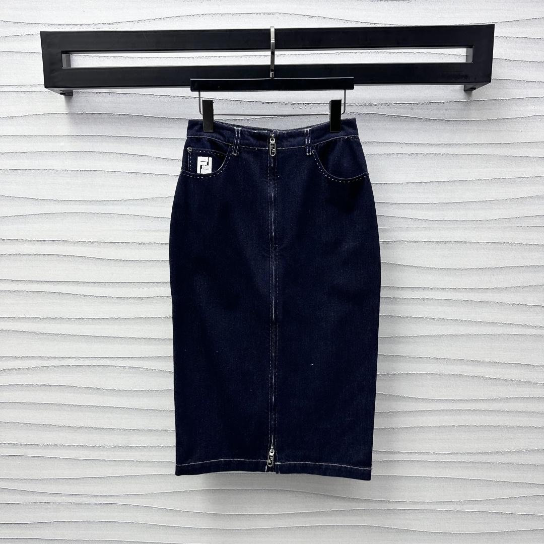 NO:310264,Fend*2025 new product is on the shelves of the embroidered denim zipper skirt custom YB imported twill cotton denim material, crisp, comfortable and stylish, washed and used retro blue, high-waist zipper double-in-pocket style design, embroidered logo in the pocket, highlighting the brand tone, double F metal two-way zipper adjustment, combined with the overall contour thick line processing, add layered texture, more elegant and simple, easy outline curves, surface auxiliary materials development, high-waist slit skirt tailoring, can be matched with the same series of top items, details echo up and down, presenting a casual and free style of dressing, fashionable and fashionable, and separate matching is also great. High-version, fendi, skirts, alexander wang19860909Fend*2025新品上架刺绣牛仔拉链半裙定制YB进口斜纹全棉牛仔材质 挺括舒适有型 水洗做旧复古蓝 高腰拉链双插兜版型设计 口袋处刺绣徽标点亮 彰显品牌调性 双F金属双向拉链调节 配合整体轮廓粗线处理 增添造型层次感 质感更为优雅简约 轻松勾勒曲线 面辅料开发 高腰开衩半裙剪裁 可搭配同系列上装单品 细节上下呼应 呈现随性自由的穿搭风格 成套穿搭时髦洋气 分开搭配也很赞 高版本,,fendi,skirts,alexander wang,Women's clothing